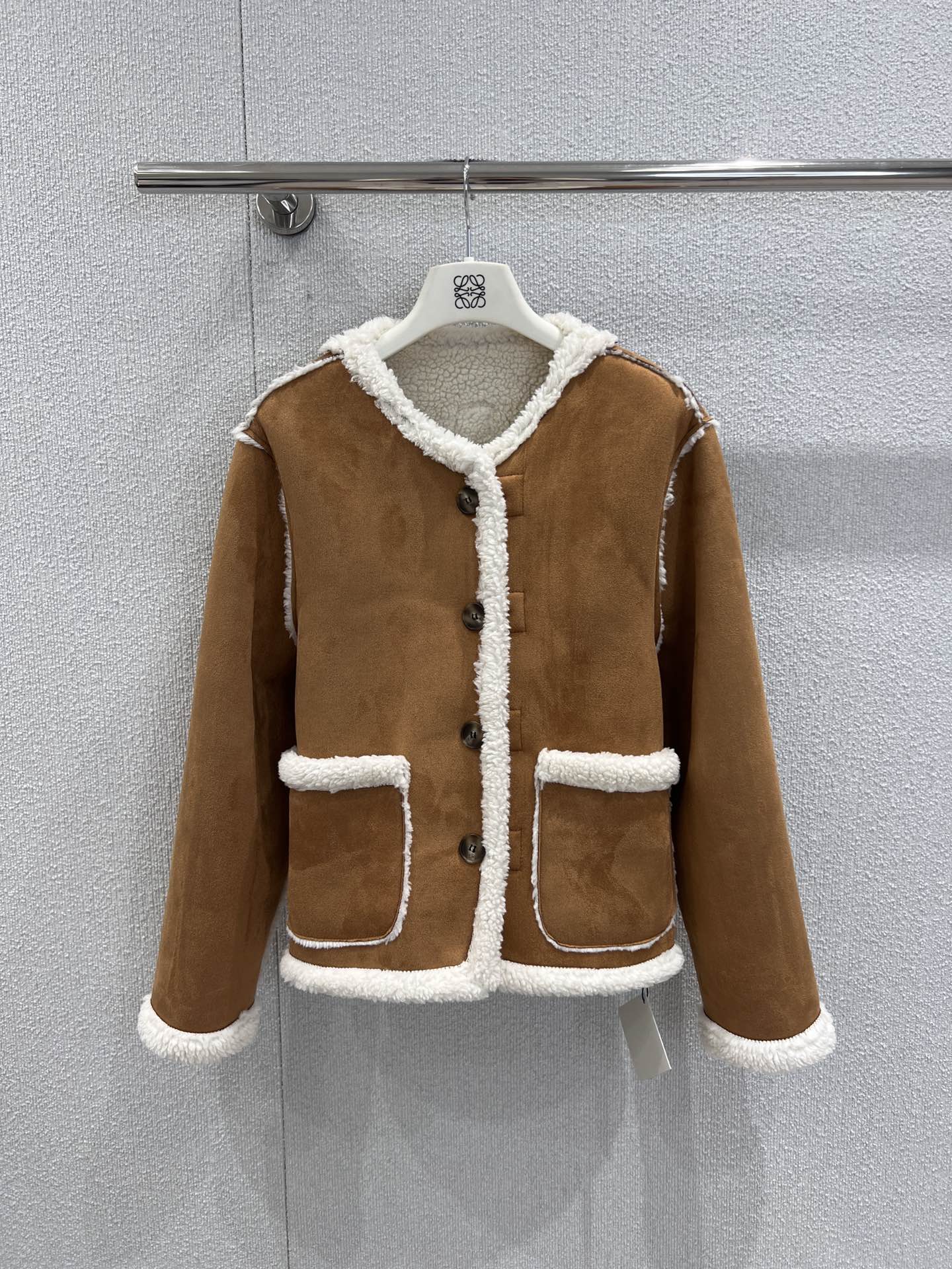 NO:579453,Supports exchange. Loew* 25Fw new autumn and winter fur integrated suede double-sided jacket丨Exclusive high-end version!  The suede is delicate and textured, and the lambswool is soft and skin-friendly. The front is made of caramel suede + milky white lambskin, which is full of French retro fragrance; the back is full of milky white lambswool, embellished with caramel leather decorative buttons, which is soft and relaxed; the short silhouette + lapel design adapts to various body shapes, making it appear taller and gentler. Practical and heart-warming style. Ready for sale S/M/L real shot details, loewe, jackets &  coats, chamois leather, alexander wang19860909支持换款 Loew* 25Fw秋冬新款 皮毛一体麂皮双面穿外套丨独家高版出品！麂皮细腻有肌理,羊羔毛软糯亲肤,正面是焦糖麂皮+奶白羊羔毛包边,法式复古小香风拉满；反面是全幅奶白羊羔毛,缀焦糖皮质装饰扣,软萌松弛感十足；短款廓形+翻领设计,适配各种身形,显高又温柔.实用型心动款.现货发售S/M/L实拍细节图,,loewe,jackets & coats,chamois leather,alexander wang,Women's clothing