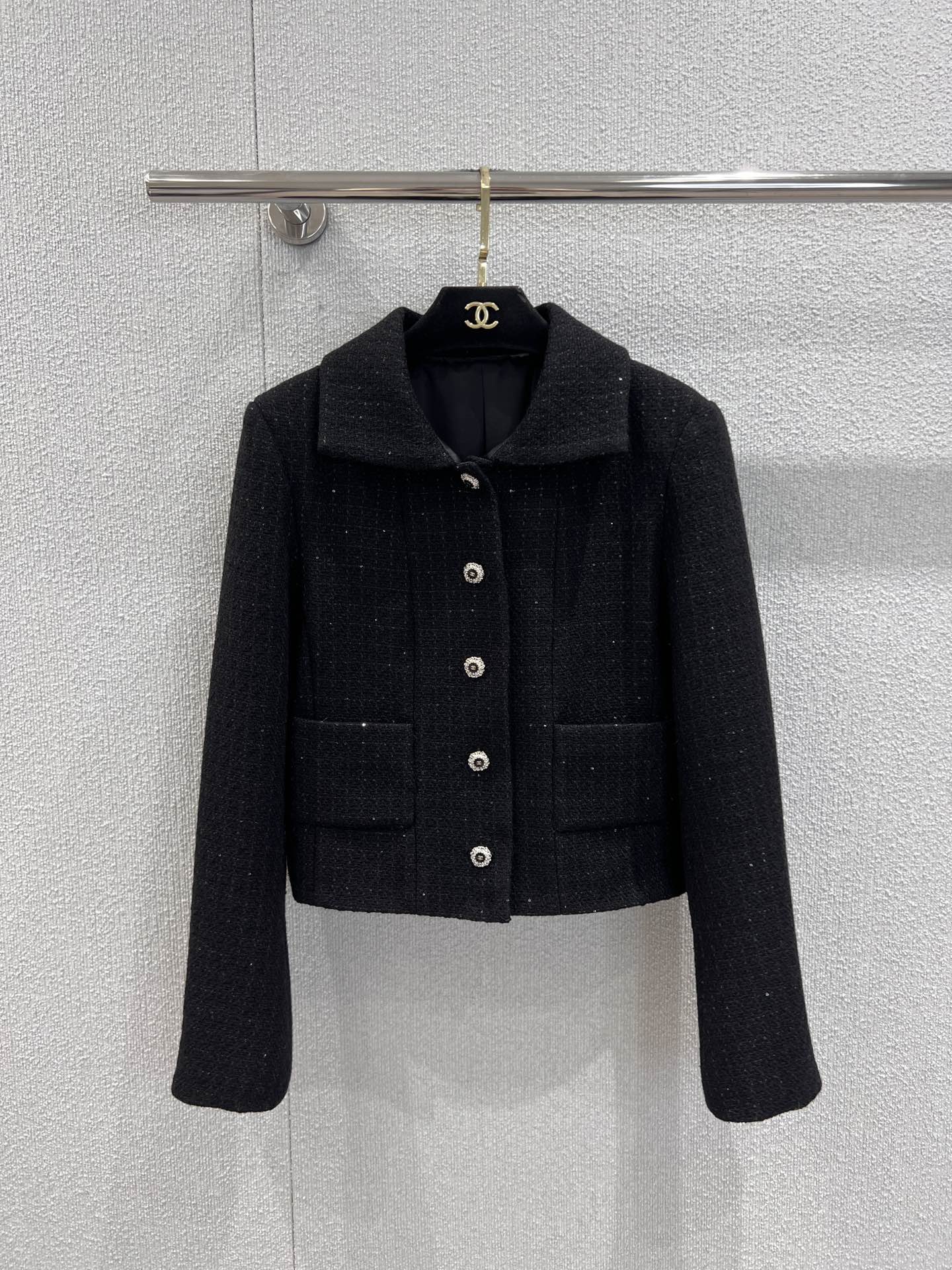 NO:579220,Supports exchange Cha*el 25K high-end handmade workshop series Xin Zhilei's same tweed jacket丨Exclusively developed by yb!  High quality production!  Select the iconic tweed, with pure black as the base, woven with fine silver threads and sparkling silk, which glows with a low-key gleam under the light. The buttons on the front and cuffs are the soul highlights. The just-right short cut naturally raises the waistline, and the loose shoulder shape weakens the sense of restraint. It can be worn both layered and alone to outline neat proportions. It is an atmospheric style that is not picky about your figure!  Ready sale S/M/L real shot details,,jackets & coats,jackets & coats,alexander wang19860909支持换款 Cha*el 25K高级手工坊系列 辛芷蕾同款花呢夹克外套丨独家yb开发！高版出品！甄选标志性粗花呢,以纯黑为基底,织入细碎银线与闪丝,在光线下泛着低调鎏光,前襟与袖口的纽扣是灵魂亮点,恰到好处的短款剪裁,自然拉高腰线,宽松肩型弱化了束缚感,既能适配叠穿,又能单穿勾勒利落比例,是不挑身材的氛围款！现货发售S/M/L实拍细节图,,jackets & coats,jackets & coats,alexander wang,Women's clothing