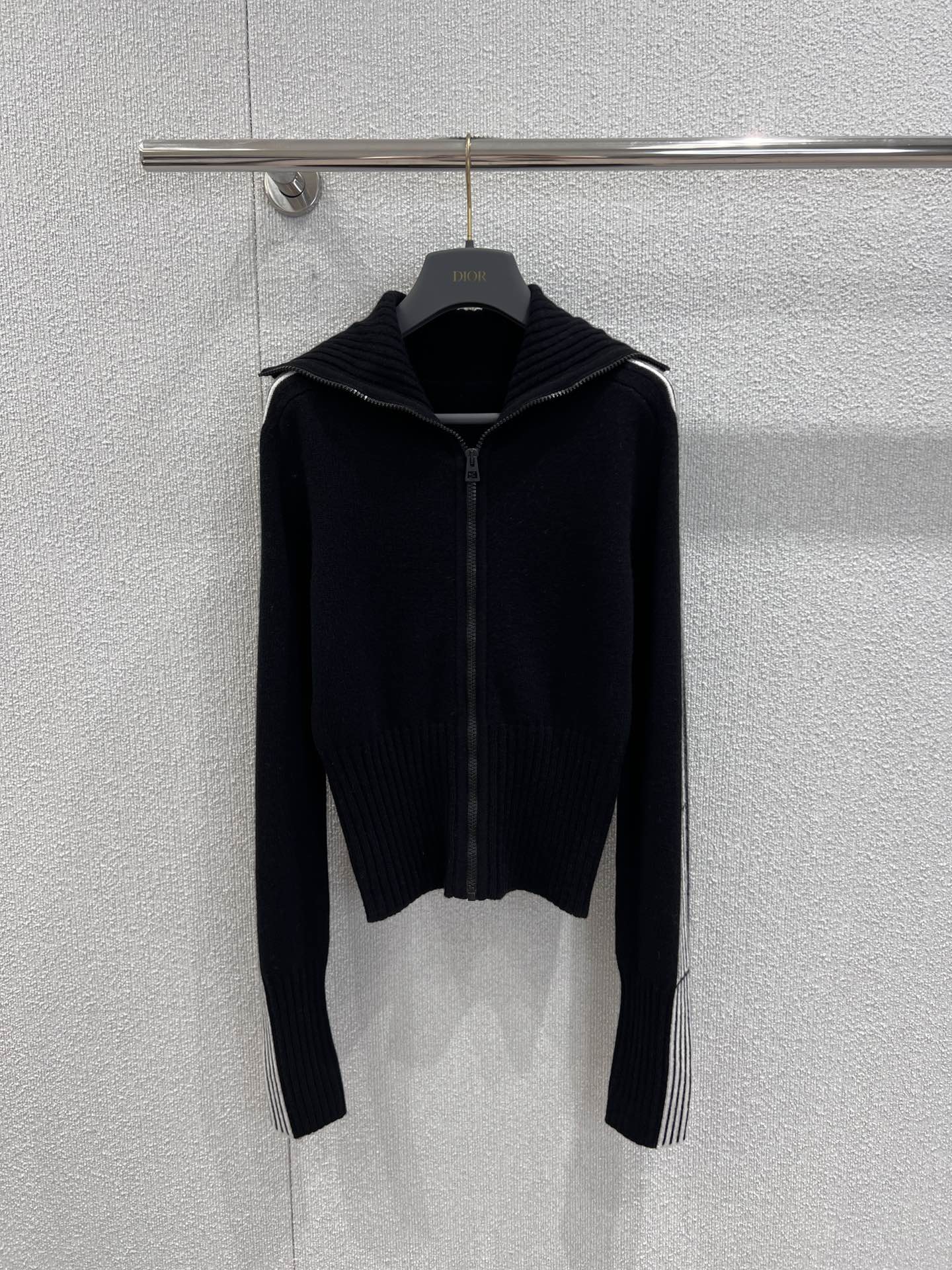 NO:579211,Support exchange Dio* 25Fw ski series new zipper striped intarsia knitted cardigan丨Exclusively developed by yb!  High quality production!  Selected high-luxury baby cashmere yarn, the velvet feel is as fine as clouds, it is weightless warmth when it is against the skin, and it is soft but not skeletal when wrapped lightly around the body; the black and white vertical stripe intarsia on the sleeves is the soul design, stand-up collar + full zipper version, slightly waisted H-shaped cut  It is cut to fit the body shape without restricting movements. It can outline the waistline to avoid bloat while retaining the looseness of cashmere knitting. It is suitable for winter wear of various body types. S/M/L size chart, ready for sale, dior, alexander  wang19860909支持换款 Dio* 25Fw滑雪系列新款 拉链条纹嵌花针织开衫丨独家yb开发！高版出品！甄选高奢baby羊绒纱线,绒感细密如云朵,贴肤时是无重的暖,轻裹在身却自带软而不塌的骨感；袖身的黑白竖条纹嵌花是灵魂设计,立领+全拉链版型,微收腰的H型剪裁,贴合身形却不束缚动作,既能勾勒腰线避免臃肿,又保留了羊绒针织的松弛感,适配各种身材的冬日穿搭.现货发售S/M/L尺码表,,dior,alexander wang,Women's clothing