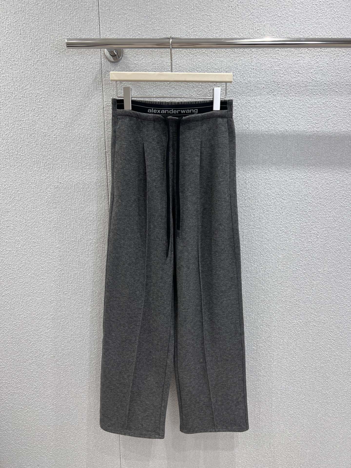 NO:579312,Supports exchange of Alexander W*ng 25FW new autumn and winter wool nylon casual trousers丨Exclusive high-end version!  It is made of fine wool blended fabric with a soft matte texture, soft and warm against the skin, high waist design to raise the waistline, wide-leg pants to modify the leg shape, black elastic waistband with letter logo, iconic street recognition, drawstring design can be adjusted freely  Elastic, comfortable and stylish; hidden pleats on the trousers add a three-dimensional feel, the rear patch pockets are simple and practical, the overall lines are clean and neat, there are no unnecessary decorations but texture is everywhere. Ready-made S/M/L real shot details,,alexander  wang19860909支持换款 Alexander W*ng 25FW秋冬新款 羊毛尼休闲长裤丨独家高版出品！采用细腻羊毛混纺面料,自带柔和的哑光质感,触肤软糯保暖,高腰设计拉高腰线,阔腿裤型修饰腿型,黑色弹力腰头搭配字母logo,标志性的街头辨识度,抽绳设计可自由调节松紧,舒适与造型感兼具；裤身隐藏式褶裥增加立体感,后侧贴袋简约实用,整体线条干净利落,没有多余装饰却处处是质感.现货发售S/M/L实拍细节图,,alexander wang,Women's clothing