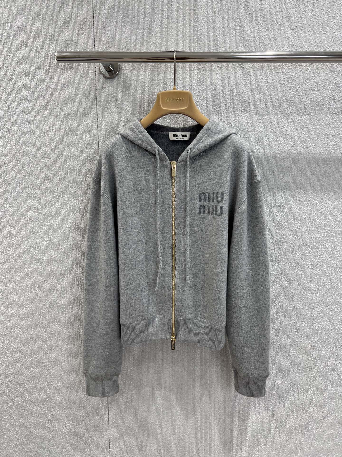 NO:579217,Support exchange Miumi* 25FW new autumn and winter double zipper letter jacquard hooded knitted cashmere cardigan丨Exclusively developed by yb!  High quality production!  Very suitable for autumn and winter. The upper body is slimmer and whiter. The hooded sweatshirt is cut using knitting techniques. It is lazy and casual. The embroidered letters on the chest are paired with double zippers. It is simple and has a sense of design. The upper body is clean and neat. It is slim and versatile. The double zipper design of the cardigan is versatile!  Ready for sale S/M/L real shot details,,miumiu,hoodie,sweatshirts,hats,alexander wang19860909支持换款 Miumi* 25FW秋冬新款 双拉链字母提花连帽针织羊绒开衫丨独家yb开发！高版出品！非常适合秋冬 上身显瘦显白 连帽卫衣剪裁 沿用针织手法呈现 慵懒休闲 胸前提花字母搭配双拉链 简约有设计感 版型上身干净利落 显瘦百搭 开衫双拉链设计搭配多样性！现货发售 S/M/L实拍细节图,,miumiu,hoodie,sweatshirts,hats,alexander wang,Women's clothing