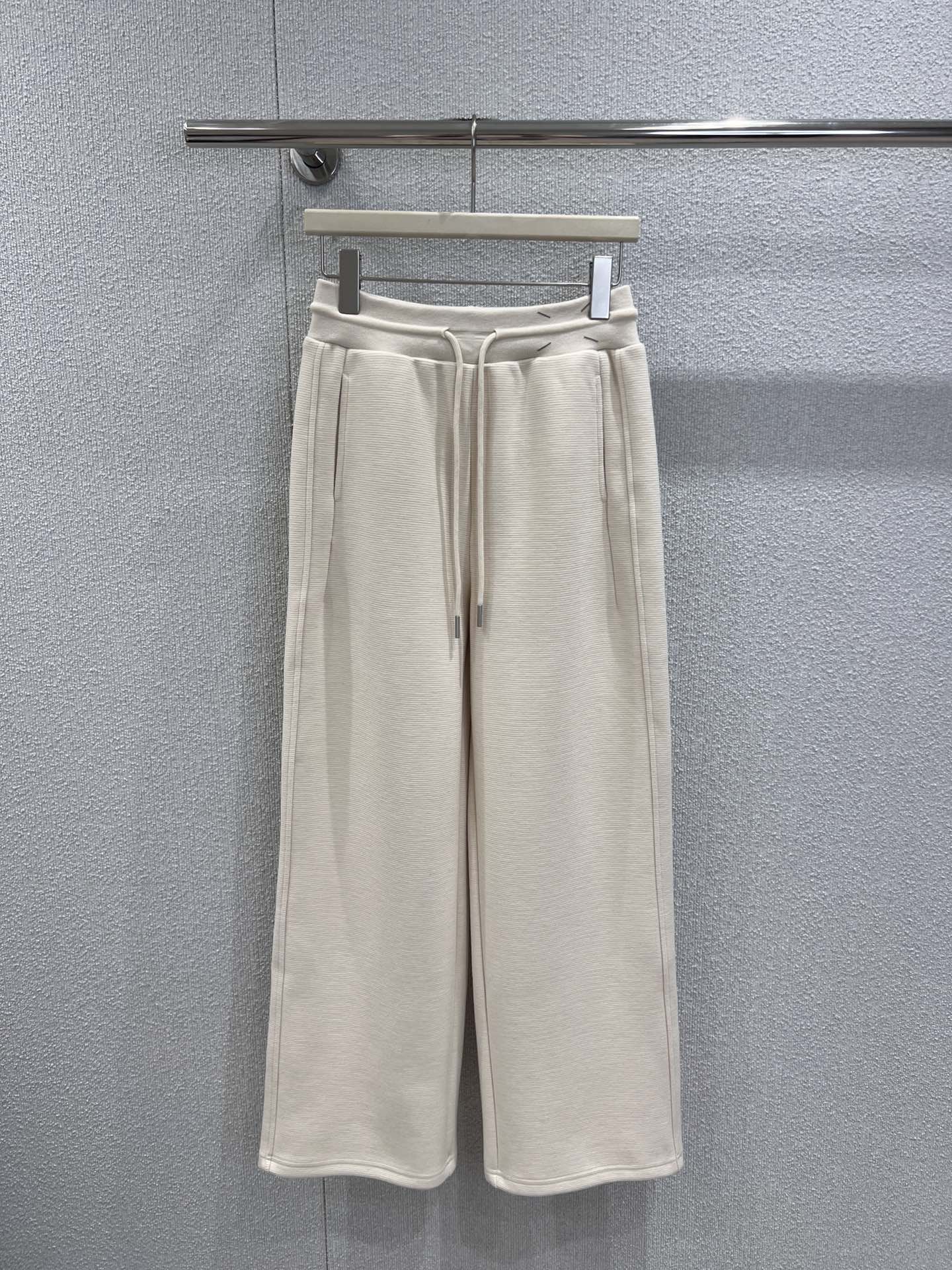 NO:579635,Support exchange Maison Margi*la 25FW autumn and winter new style  Minimalist style drawstring wide-leg pants are made of custom pit texture knitted fabric, with a soft mist texture, a soft but not slumping sense of drape, iconic drawstring waistband + invisible side seams, minimalist patch pockets on the back waist, and clean lines to the core; the wide-leg version is just right  Covering the upper, it makes you walk with wind but not dragging. The pear-shaped body can also hide the flesh and show the straight legs. The relaxed feeling at a glance is the 'King of Atmosphere' in the autumn and winter wardrobe. Ready-made S/M/L real shot details,,alexander  wang19860909支持换款 Maison Margi*la 25FW秋冬新款 极简风抽绳阔腿裤定制坑条肌理针织料,自带柔雾质感,软而不塌的垂坠感,标志性抽绳腰头+隐形侧缝,后腰做了极简贴袋,线条干净到骨子里；阔腿版型刚好盖过鞋面,走路带风却不拖沓,梨形身材也能藏肉显腿直.一眼沦陷的松弛感,是秋冬衣橱的“氛围王”现货发售S/M/L实拍细节图,,alexander wang,Women's clothing