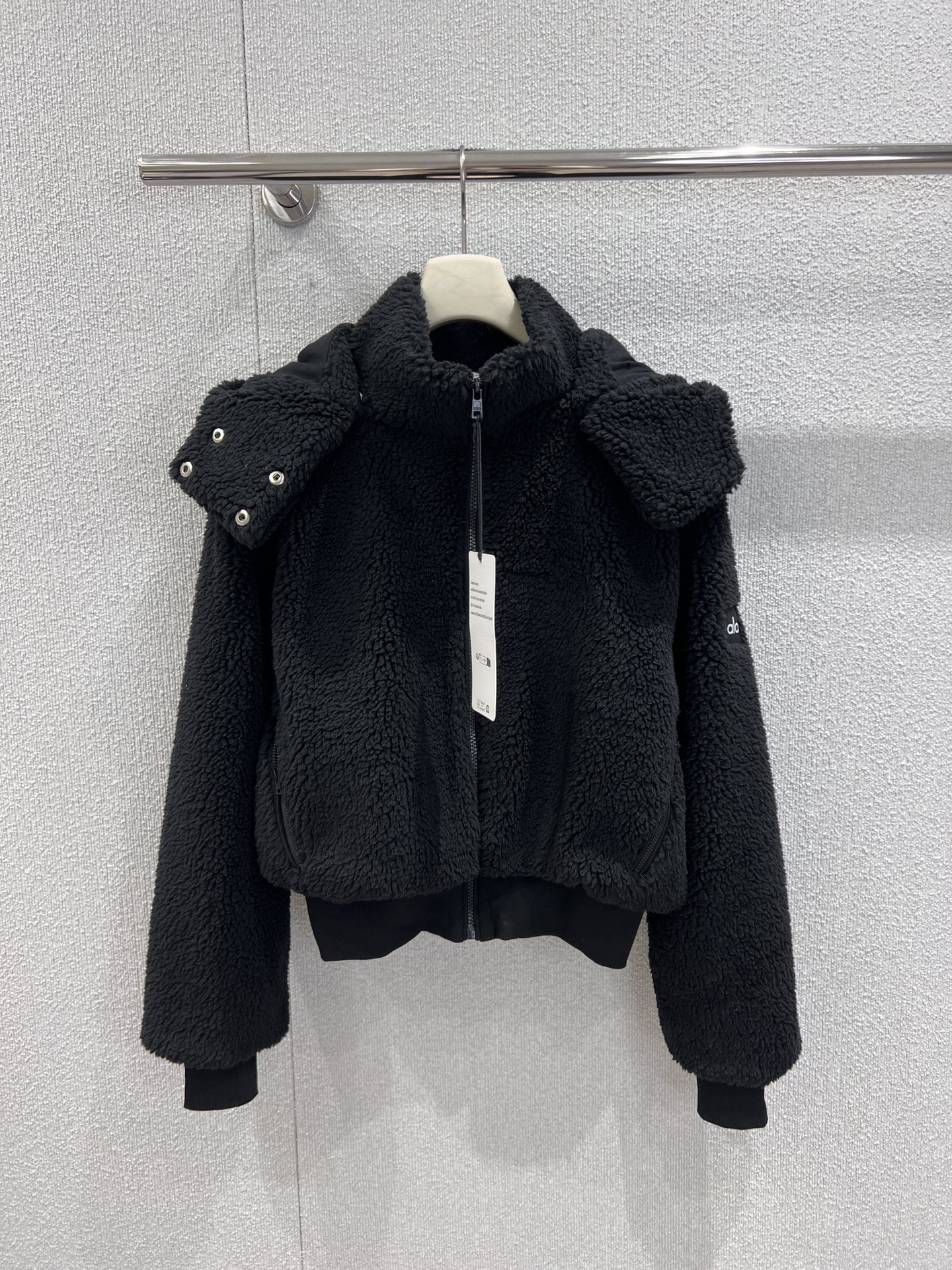 NO:579304,Support exchange Alo* 25 new autumn and winter lamb wool short hooded jacket丨Exclusive high-end version!  The cloud-grade lamb wool fabric wraps up the warmth of autumn and winter, and the fluffy velvet feels like wearing a 'gentle pillow' on the body; the short cut + hooded design not only optimizes the proportions of the body, but also brings a sense of casual relaxation. The cuffs are spliced with ribs of the same color, and the neat texture is hidden in the details. Whether you are going out or staying at home, it is a must-have item for autumn and winter that can 'increase happiness with one click'. Ready-made S/M/L real shot details, jackets &  coats,throw pillows,hats,alexander wang19860909支持换款 Alo* 25秋冬新款 羊羔毛短款连帽外套丨独家高版出品！云朵级羊羔毛面料裹住秋冬暖意,蓬松绒感像把“温柔抱枕”穿在身上；短款剪裁+连帽设计,既优化身材比例,又自带随性松弛感,袖口拼接同色系罗纹,细节里藏着利落质感.不管是出街还是宅家,都是能“一键提升幸福感”的秋冬刚需单品.现货发售S/M/L实拍细节图,,jackets & coats,throw pillows,hats,alexander wang,Women's clothing