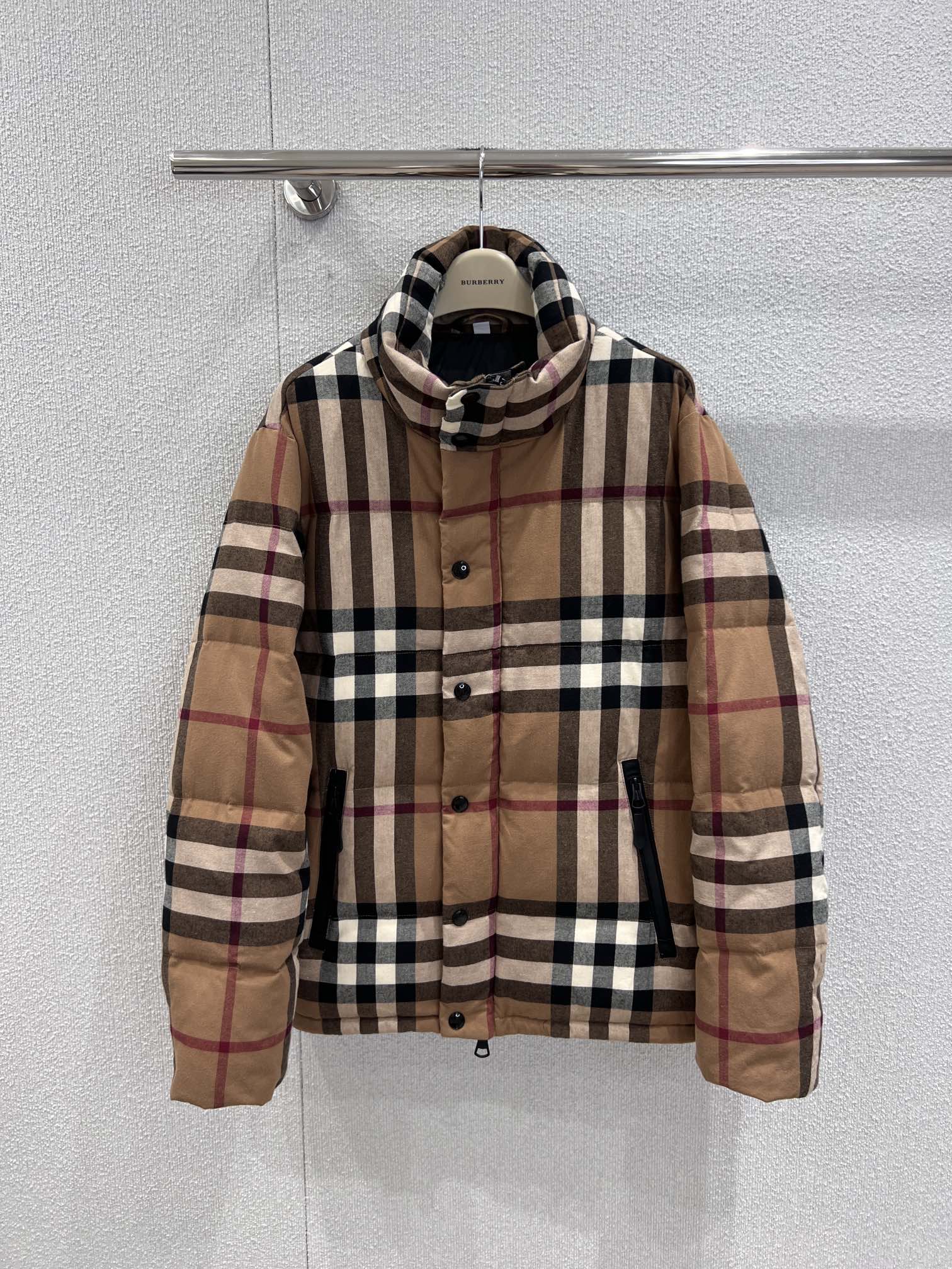 NO:622795,Comes with dust bag Burbe*ry 25FW new autumn and winter classic plaid retro warm down jacket丨Exclusively developed by yb!  High quality production!  The British retro style is wrapped in fluffy warmth. The camel brown background is intertwined with red and black lines, which is a high-end texture that is instantly recognizable. The light down filling keeps you warm without weighing down the body; the plaid fabric has a stiff feel, which is both fashionable and practical; the stand-up collar + full zipper + side pockets, the slightly loose version is suitable for various inner wear; the metal snap buttons in the details are a low-key way to emphasize the brand's detail control!  Same style for men and women, ready for sale S/M/L, real shot details, burberry, down jacket, alexander wang19860909配防尘袋 Burbe*ry 25FW秋冬新款 经典格纹复古暖意羽绒服丨独家yb开发！高版出品！把英伦复古裹进蓬松暖意里,驼棕底色交织红黑线条,是一眼识辨的高阶质感.轻盈羽绒填充,保暖不压身；格纹面料自带挺括感,兼顾时髦与实穿；立领+全拉链+侧边口袋,微宽松版型适配各种内搭；细节处的金属按扣,低调戳中品牌细节控！男女同款 现货发售S/M/L实拍细节图,,burberry,down jacket,alexander wang,Women's clothing