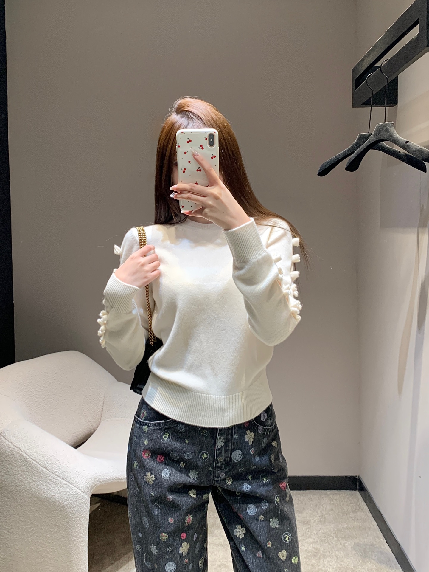 NO:627545,Chane* 25K high-end handmade workshop series bow hollow long-sleeved cashmere knitted sweater丨Exclusively developed by yb!  High quality production!  The soft base is woven with soft and waxy cashmere. The cashmere fiber is delicate and skin-friendly. It comes with a soft light filter. The upper body is light and warm. The sleeves are decorated with hand-made three-dimensional bows. It is matched with a hollow cut. It reveals just the right amount of skin between sweet and cool, breaking the dullness of the basic style. The half-high collar + waisted version fits the body shape but is not cramped, and is suitable for all kinds of body types. Ready for sale S/M/L,, chanel, sweaters, alexander wang19860909Chane* 25K高级手工坊系列 蝴蝶结镂空长袖羊绒针织毛衣丨独家yb开发！高版出品！以软糯羊绒织就温柔基底,羊绒纤维细腻亲肤,自带柔光滤镜,上身轻盈暖糯,袖身缀满手工立体蝴蝶结,搭配镂空剪裁,甜酷间露肤度恰好,打破基础款沉闷；半高领+收腰版型,贴合身形却不局促,适配各种身材.现货发售S/M/L,,chanel,sweaters,alexander wang,Women's clothing