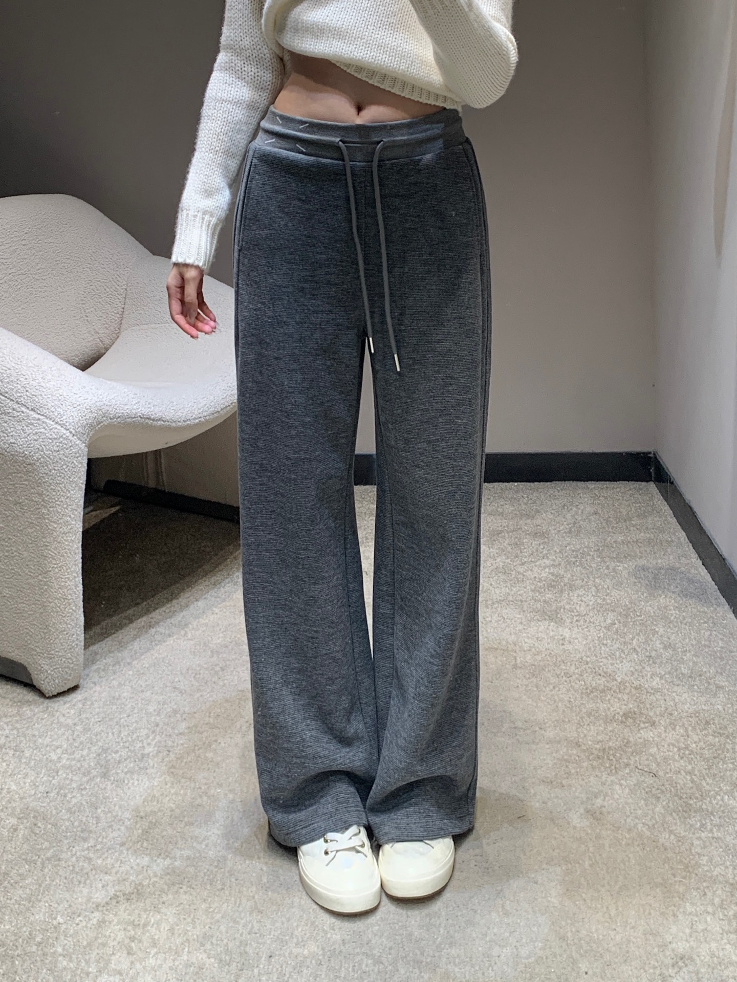 NO:587116,Maison Margi*la 25FW autumn and winter new style  Minimalist style drawstring wide-leg pants made of custom pit texture knitted fabric, with a soft mist texture, a soft but not drapey feel, iconic drawstring waistband + invisible side seams, minimalist patch pockets on the back waist, and clean lines to the core; wide-leg version  The shape just covers the upper of the shoe, making it windy when walking but not dragging. The pear-shaped figure can also hide the flesh and show the straight legs. The relaxed feeling that catches you at a glance is the 'King of Atmosphere' in the autumn and winter wardrobe. Ready on sale S/M/L,, alexander  wang19860909Maison Margi*la 25FW秋冬新款 极简风抽绳阔腿裤定制坑条肌理针织料,自带柔雾质感,软而不塌的垂坠感,标志性抽绳腰头+隐形侧缝,后腰做了极简贴袋,线条干净到骨子里；阔腿版型刚好盖过鞋面,走路带风却不拖沓,梨形身材也能藏肉显腿直.一眼沦陷的松弛感,是秋冬衣橱的“氛围王”现货发售S/M/L,,alexander wang,Women's clothing