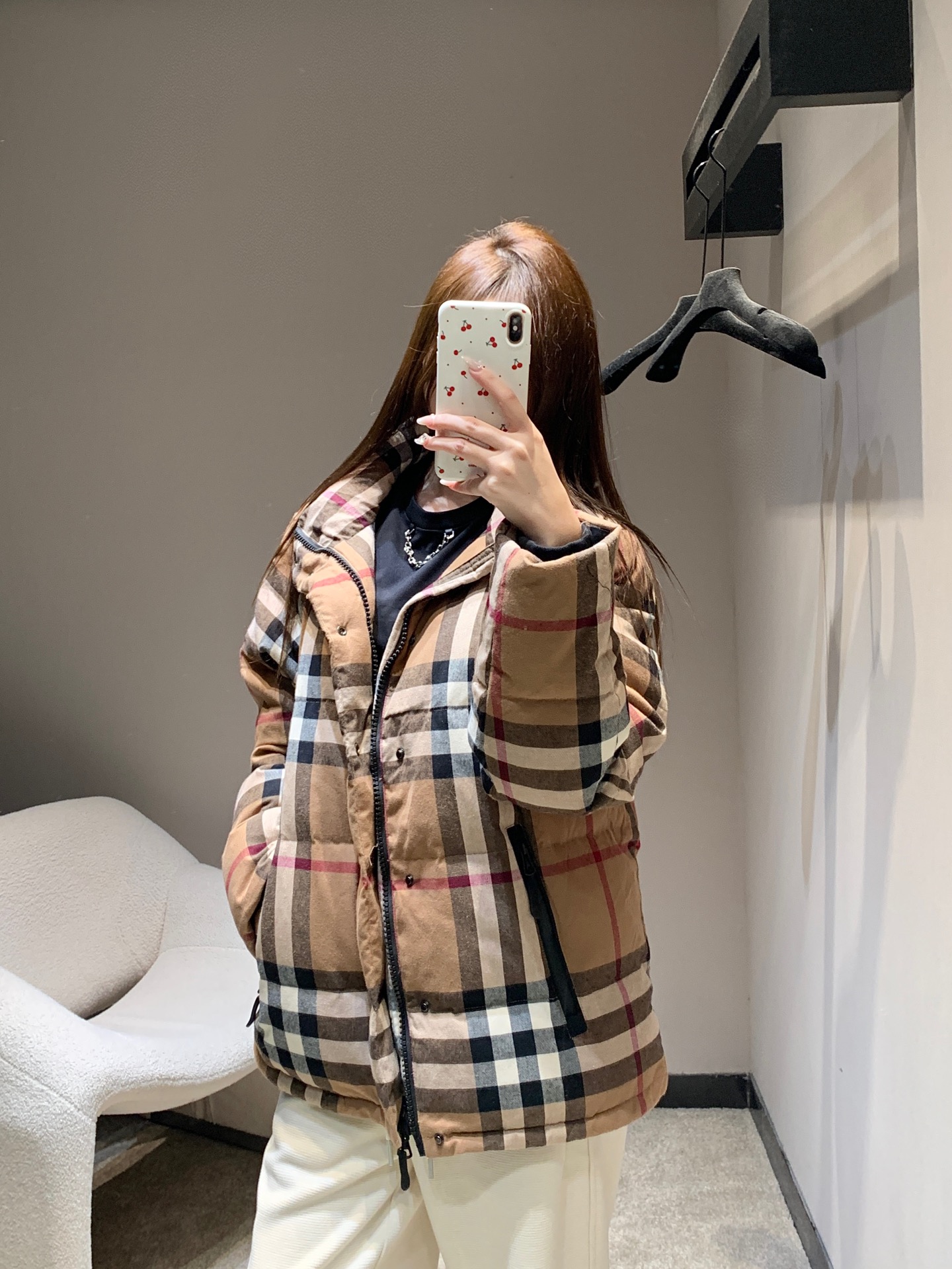 NO:622803,Burbe*ry 25FW new autumn and winter classic plaid retro warm down jacket丨Exclusively developed by yb!  High quality production!  The British retro style is wrapped in fluffy warmth. The camel brown background is intertwined with red and black lines, which is a high-end texture that is instantly recognizable. The light down filling keeps you warm without weighing down the body; the plaid fabric has a stiff feel, which is both fashionable and practical; the stand-up collar + full zipper + side pockets, the slightly loose version is suitable for various inner wear; the metal snap buttons in the details are a low-key way to emphasize the brand's detail control!  Same style for men and women, ready for sale S/M/L,,burberry,down jacket,alexander wang19860909Burbe*ry 25FW秋冬新款 经典格纹复古暖意羽绒服丨独家yb开发！高版出品！把英伦复古裹进蓬松暖意里,驼棕底色交织红黑线条,是一眼识辨的高阶质感.轻盈羽绒填充,保暖不压身；格纹面料自带挺括感,兼顾时髦与实穿；立领+全拉链+侧边口袋,微宽松版型适配各种内搭；细节处的金属按扣,低调戳中品牌细节控！男女同款 现货发售S/M/L,,burberry,down jacket,alexander wang,Women's clothing