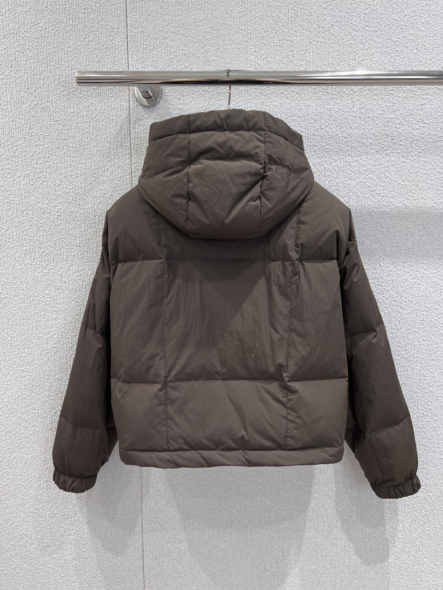 NO:579477,Comes with dust bag Louis Vu*itton 25FW new autumn and winter belted hooded down jacket丨Exclusively developed by yb!  High quality production!  Filled with down, it is lightweight and fluffy but can lock in winter warmth. The brim and lining have a hidden Monogram pattern, which is looming under the light, while retaining iconic recognition. The zipper puller is engraved with the logo, the left sleeve is embellished with the brand's silicone label, and the hidden adjustable drawstring at the hem is suitable for daily commuting and light social scenes. Ready-made S/M/L real shot details, louis vuitton, jackets & coats, down  jacket,hats,alexander wang19860909配防尘袋Louis Vu*itton 25FW秋冬新款 束腰连帽羽绒外套丨独家yb开发！高版出品！采用羽绒填充,轻量蓬松却能锁住冬日暖意,帽檐与内里暗藏 Monogram花纹,在光线下若隐若现,既保留标志性辨识度,拉链头镌刻标识,左袖点缀品牌硅酮贴标,下摆隐藏式调节抽绳,适配日常通勤与轻社交场景.现货发售S/M/L实拍细节图,,louis vuitton,jackets & coats,down jacket,hats,alexander wang,Women's clothing