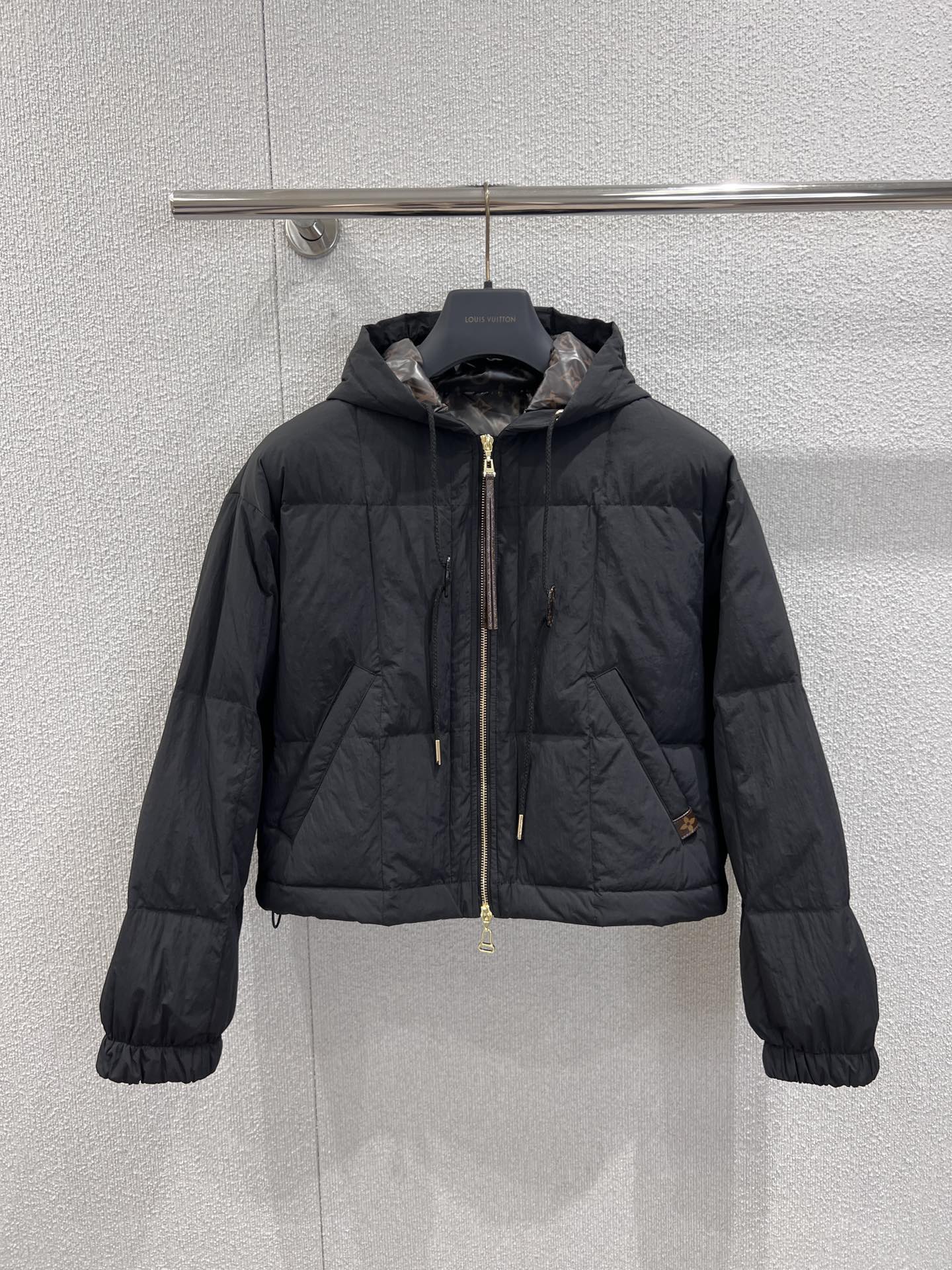 NO:579481,Comes with dust bag Louis Vu*itton 25FW new autumn and winter waist hooded down jacket丨Exclusively developed by yb!  High quality production!  Filled with down, it is lightweight and fluffy but can lock in winter warmth. The brim and lining have a hidden Monogram pattern, which is looming under the light, while retaining iconic recognition. The zipper puller is engraved with the logo, the left sleeve is embellished with the brand's silicone label, and the hidden adjustable drawstring at the hem is suitable for daily commuting and light social scenes. Ready-made S/M/L real shot details, louis vuitton, jackets & coats, down  jacket,hats,alexander wang19860909配防尘袋 Louis Vu*itton 25FW秋冬新款 束腰连帽羽绒外套丨独家yb开发！高版出品！采用羽绒填充,轻量蓬松却能锁住冬日暖意,帽檐与内里暗藏 Monogram花纹,在光线下若隐若现,既保留标志性辨识度,拉链头镌刻标识,左袖点缀品牌硅酮贴标,下摆隐藏式调节抽绳,适配日常通勤与轻社交场景.现货发售S/M/L实拍细节图,,louis vuitton,jackets & coats,down jacket,hats,alexander wang,Women's clothing