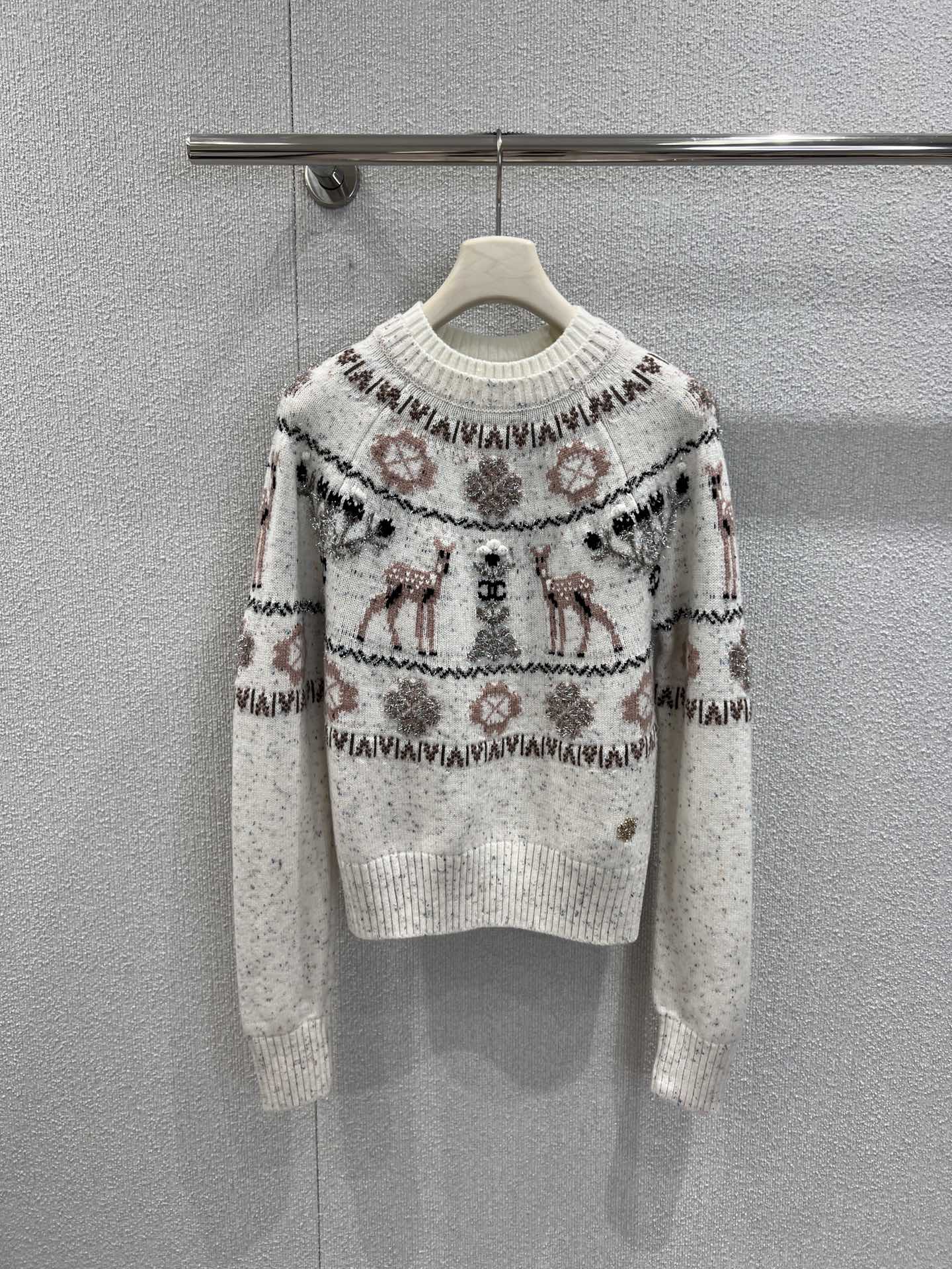 NO:606321,Support exchange Cha*el 25N coconeige ski series Elk Christmas tree sweater丨Exclusively developed by yb!  High quality production!  Customized high-grade cashmere multi-color yarn fabric. The whole dress has a super heavy-duty design. The embellishment of elk and Christmas trees on the upper body has a very winter atmosphere. The cuffs are color-blocked to keep warm and comfortable. The lower left corner is decorated with snowflake pattern hardware. It is perfect for wearing alone or layered. It is a must-have item for winter wardrobe. Ready-made S/M/L real shot details,,sweaters,alexander wang19860909支持换款 Cha*el 25N coconeige滑雪系列 麋鹿圣诞树毛衣丨独家yb开发！高版出品！定制高级羊绒多色纱线面料 整件衣服超级重工的设计 上半衣身麋鹿与圣诞树的点缀超有冬日氛围感 袖口出做了拼色设计保暖又舒适 左下角饰有雪花图案五金配饰 超适合单穿或叠穿是冬季衣橱必备单品 现货发售S/M/L实拍细节图,,sweaters,alexander wang,Women's clothing