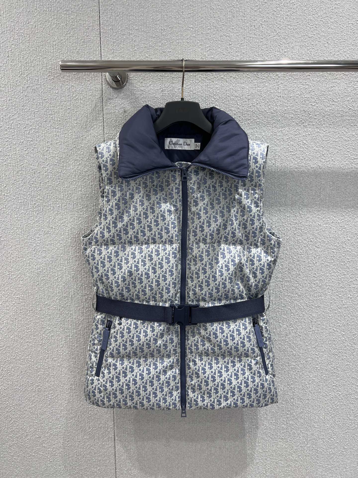 NO:587138,Comes with dust bag Dio* 25 new autumn and winter products Contrast color presbyopic belt high collar down vest丨Exclusively developed by yb!  High quality production!  Original customized high-density technical taffeta Oblique jacquard fabric!  Windproof double-layer design inside!  The classic presbyopic belt tightens the waist and fits the body, which is handsome and stylish!  One-to-one customized three-dimensional tailoring, wide version, slimming the upper body. A must-have item for fair and beautiful women!  The original development of customized hardware accessories, the quality of workmanship depends on the details!  Ready sale S/M/L real shot details, dior, down jacket, alexander wang19860909配防尘袋 Dio* 25秋冬新品 撞色老花腰带高领羽绒马甲丨独家yb开发！高版出品！原版定制高密度科技塔夫绸Oblique提花面料！内里防风双层工艺设计！经典老花腰带收腰设身版型帅气又拉风 ！一比一定制立体剪裁挺阔版型上身巨显瘦.白富美必备单品！原版开发定制五金配件,做工品质看细节来！现货发售S/M/L实拍细节图,,dior,down jacket,alexander wang,Women's clothing