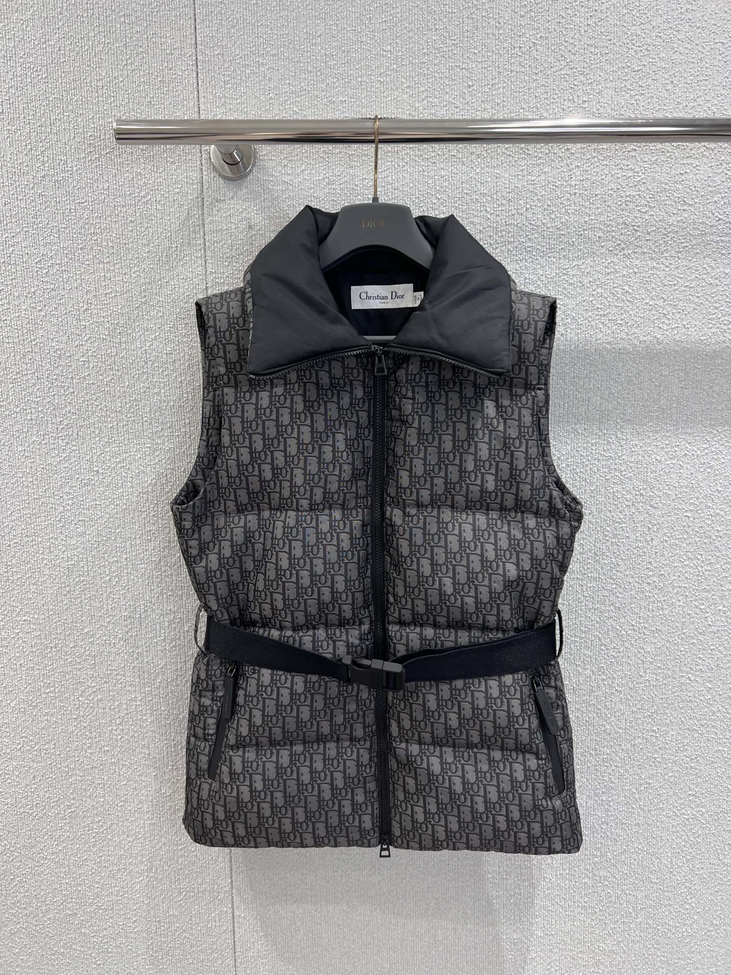 NO:587157,Comes with dust bag Dio* 25 new autumn and winter products Contrast color presbyopic belt high collar down vest丨Exclusively developed by yb!  High quality production!  Original customized high-density technical taffeta Oblique jacquard fabric!  Windproof double-layer design inside!  The classic presbyopic belt tightens the waist and fits the body, which is handsome and stylish!  One-to-one customized three-dimensional tailoring, wide version, slimming the upper body. A must-have item for fair and beautiful women!  The original development of customized hardware accessories, the quality of workmanship depends on the details!  Ready sale S/M/L real shot details, dior, down jacket, alexander wang19860909配防尘袋 Dio* 25秋冬新品 撞色老花腰带高领羽绒马甲丨独家yb开发！高版出品！原版定制高密度科技塔夫绸Oblique提花面料！内里防风双层工艺设计！经典老花腰带收腰设身版型帅气又拉风 ！一比一定制立体剪裁挺阔版型上身巨显瘦.白富美必备单品！原版开发定制五金配件,做工品质看细节来！现货发售S/M/L实拍细节图,,dior,down jacket,alexander wang,Women's clothing