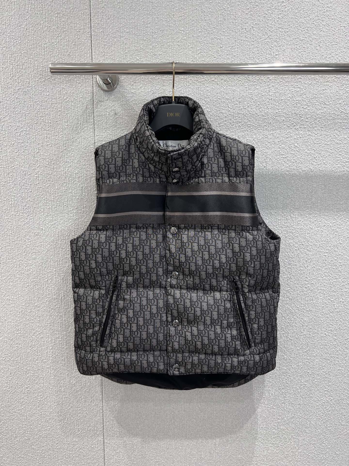 NO:579636,Comes with dust bag Dio* 25FW new autumn and winter classic presbyopic logo down vest jacket丨Exclusively developed by yb!  High quality production!  The classic Oblique is fully printed with dark patterns, and the gray background brings a sense of low-key luxury. The contrasting stripes in the middle break up the dullness, making it a highly recognizable item that can be recognized at a glance. Light down filling + stand-up collar design, keeping warm and not bulky; metal snap buttons + invisible zipper double closure, exquisite accents in every detail. Ready-made S/M/L real shot details, dior, jackets & coats, down jacket, alexander wang19860909配防尘袋 Dio* 25FW秋冬新款 经典老花logo羽绒马甲外套丨独家yb开发！高版出品！经典Oblique满印暗纹,灰调底色自带低调奢华感,中间撞色条纹打破沉闷,是一眼就能认出的高辨识度单品.轻盈羽绒填充+立领设计,保暖不臃肿；金属按扣+隐形拉链双重闭合,细节处都是精致腔调.现货发售S/M/L实拍细节图,,dior,jackets & coats,down jacket,alexander wang,Women's clothing
