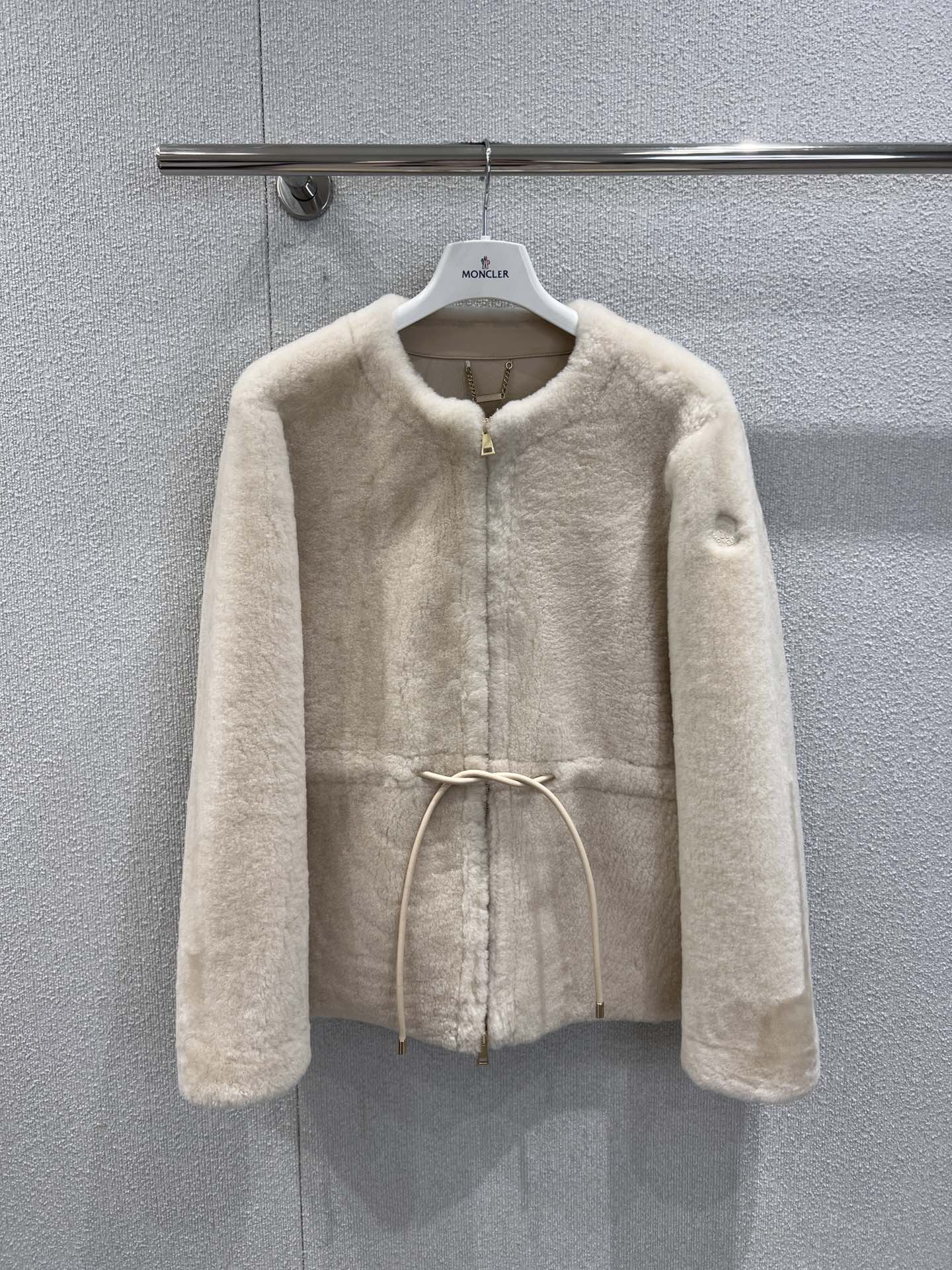 NO:587164,Comes with dust bag Moncl*r 25FW autumn and winter lady series fur integrated down jacket丨Exclusively developed by yb!  High quality production!  Made of imported merino plush fabric with milky apricot color and soft mist, it feels like a cloud wrapping around your body, bringing with it a gentle and noble air. It is combined with lightweight down technology and has a hidden drawstring on the front so that the silhouette can be adjusted freely!  The metal zipper echoes the plush background color, and the pockets are integrated into the body lines to ensure practicality. It is not only a warm jacket, but also a carrier that weaves winter warmth and luxury style into daily life, making every time you wear it a dual enjoyment of elegance and comfort. Actual details of S/M/L ready for sale, jackets & coats, down jacket, alexander wang19860909配防尘袋Moncl*r 25FW秋冬贵妇系列 皮毛一体羽绒服外套丨独家yb开发！高版出品！选用奶杏色柔雾进口美丽奴毛绒面料,触之如云朵裹身,自带温柔贵气；结合轻量羽绒科技,前襟暗藏抽绳,可自由调节廓形！金属拉链与毛绒底色呼应,口袋融入衣身线条,既保证实用性,它不止是一件保暖外套,更是将冬日暖意与高奢格调织进日常的载体,让每一次穿着,都是贵气与舒适的双重享受.现货发售S/M/L实拍细节图,,jackets & coats,down jacket,alexander wang,Women's clothing