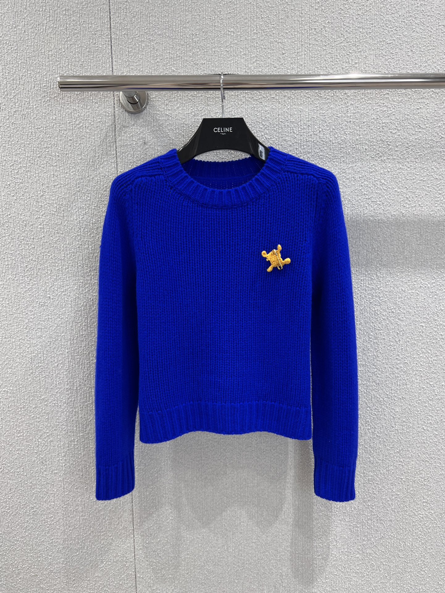 NO:587179,Supports exchange Celin* 25FW new autumn and winter Klein blue pin knitted sweater丨Exclusively developed by yb!  High quality production!  Detachable yellow three-dimensional pin decoration, soft and waxy knitted texture, fluffy and airy. It fits the skin like a cloud wrapped in the highly saturated Klein blue. It comes with a cold-toned advanced filter. The whiteness is directly stunning. Yellow skin can also be white enough to shine. Ready-made S/M/L real shot details, celine, sweaters, alexander wang19860909支持换款 Celin* 25FW秋冬新款 克莱因蓝别针针织毛衣丨独家yb开发！高版出品！可拆卸的黄色立体别针装饰,软糯针织肌理,蓬松又有空气感,贴肤穿像裹了团云朵饱和度拉满的克莱因蓝,自带冷调高级滤镜,显白度直接封神,黄皮穿也能白到发光 现货发售S/M/L实拍细节图,,celine,sweaters,alexander wang,Women's clothing