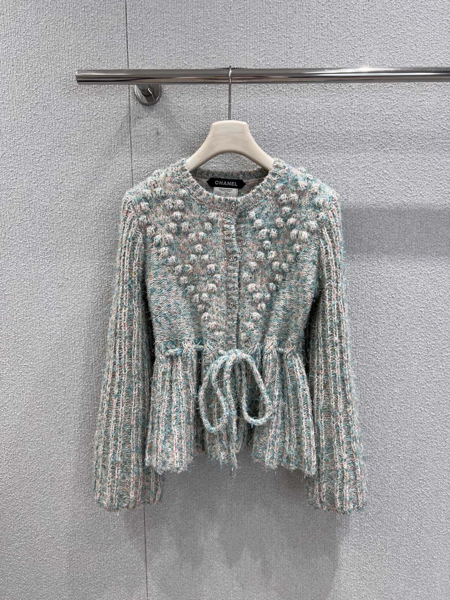 NO:588245,Supports exchange of styles Chane* 25K Advanced Handicraft Series Luxurious cardigan with built-in soft focus filter丨Exclusive high-end version!  Hand-blended colorful yarn + three-dimensional crochet texture, like fine mint green and milky white kneaded into the fluff, round neck + bell sleeves, weakening the shoulder line while making the arms slender; the drawstring tie at the waist can be freely adjusted for tightness, weaving the 'spring light' into the autumn and winter knitted cardigan!  Recommended ~ Ready-made S/M/L real shot detailed pictures, chanel, alexander wang19860909支持换款 Chane* 25K高级手工坊系列 自带柔焦滤镜的贵气开衫丨独家高版出品！手工混纺彩纱+立体钩花肌理,像把细碎的薄荷绿、奶白揉进绒毛里,圆领+喇叭袖,弱化肩线的同时衬得手臂纤细；腰部抽绳系带,可自由调节松紧,把“春日碎光”织进秋冬的针织开衫！推荐~现货发售S/M/L实拍细节图,,chanel,alexander wang,Women's clothing