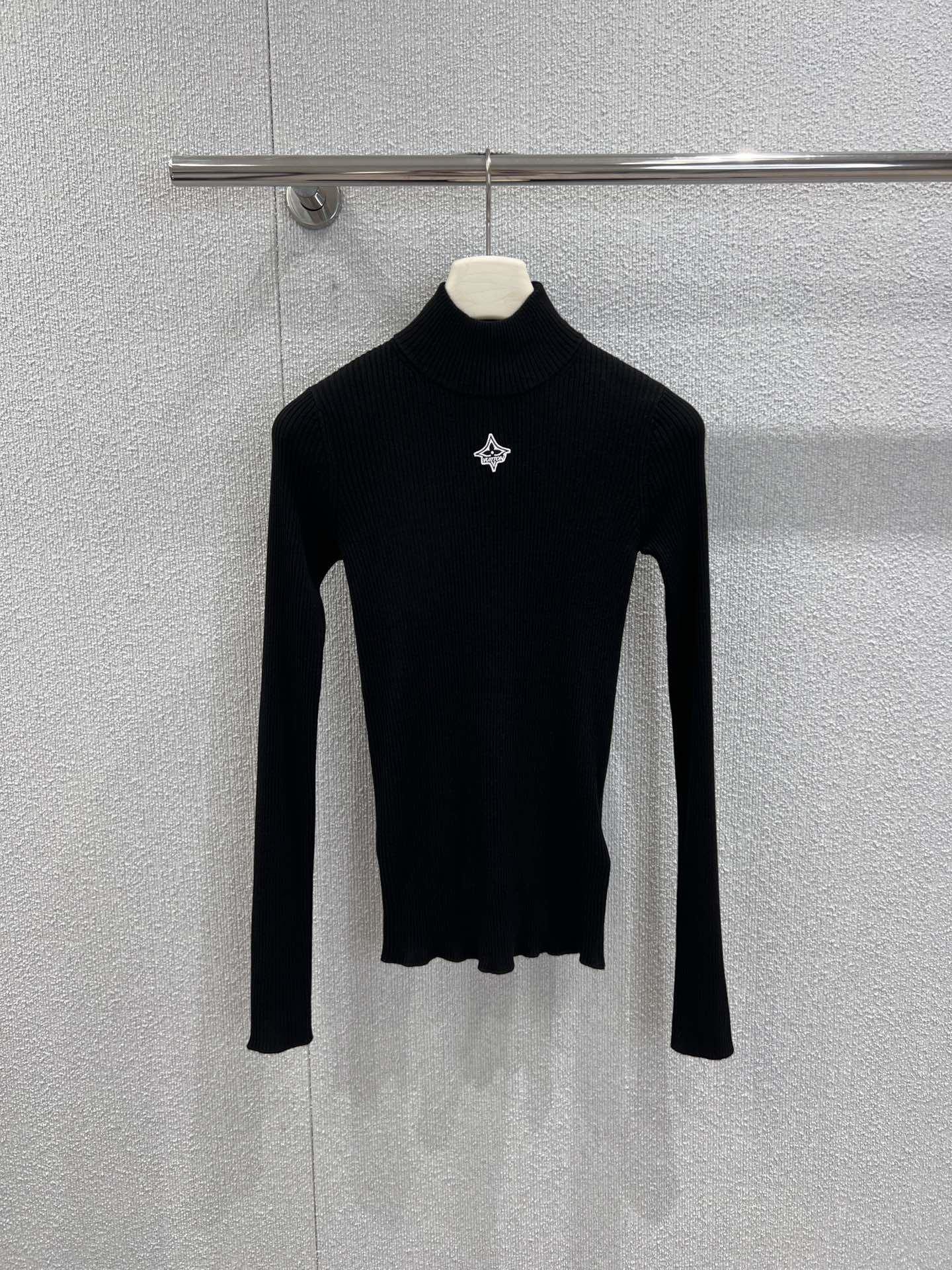 NO:587207,Support exchange Louis Vuitto* 25FW new autumn and winter iconic embroidered black turtleneck sweater丨Exclusively developed by yb!  High quality production!  Selected fine wool blended knitting, low-key star embroidery on the chest, slim-fitting rib knitting + a high-neck fit that fits the neck, has delicate elasticity, fits the skin without being tied and can outline the body curves; matte black color comes with advanced filtering  Mirror, durable and not easy to pill, slim and not tight cut, tucked into the waistband to show leg length, worn with a short skirt to reveal the waistline, layered with a coat/down jacket and not bulky. Ready stock S/M/L real shot details, Louis  vuitton,skirts,down jacket,alexander wang19860909支持换款 Louis Vuitto* 25FW秋冬新款 标志性刺绣黑高领针织衫丨独家yb开发！高版出品！精选细支羊毛混纺针织,胸前低调的星形刺绣,修身罗纹针织+贴合脖颈的高领版型,自带细腻弹性,贴肤不扎还能勾勒身材曲线；哑光黑调自带高级滤镜,耐穿不易起球,修身不紧绷的剪裁,塞裤腰显腿长,配短裙露腰线,叠穿大衣/羽绒服也不会臃肿.现货发售S/M/L实拍细节图,,louis vuitton,skirts,down jacket,alexander wang,Women's clothing