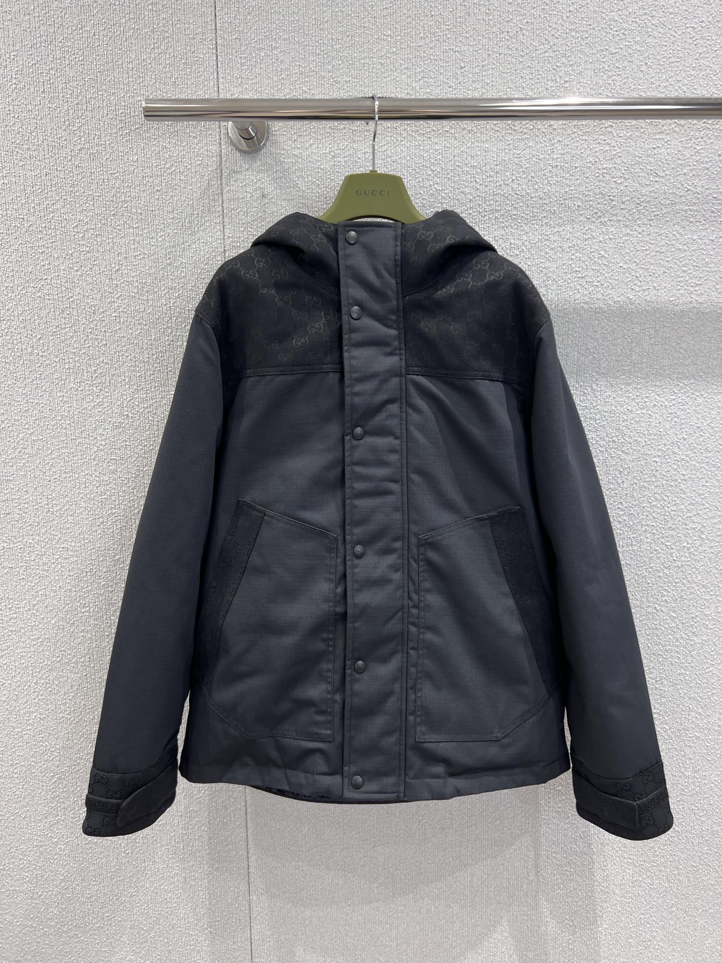 NO:588230,Supports exchange Gucc* 25FW new autumn and winter dark pattern double G hooded cotton jacket丨Exclusive high-end version!  Matt black technical windproof fabric + same color dark pattern double G jacquard splicing, it looks like a low-key brand logo up close, and it looks like a neat cold texture from a distance; the interior is stuffed with cotton to keep warm and not bulky, and can be used for commuting in autumn and winter or light outdoor use~ The loose off-shoulder version can hide the flesh without weighing down the height, and both men and women have a relaxed and casual style~ Ready-made S/M/L real shot details, gucci, hats, alexander wang19860909支持换款 Gucc* 25FW秋冬新款 暗纹双G连帽棉服丨独家高版出品！哑光黑科技防风面料+同色系暗纹双G提花拼接,近看是低调的品牌标识,远看是利落的冷感质感；内里夹棉填充,保暖不臃肿,秋冬通勤/轻户外都能打~宽松落肩版型,既能藏肉又不压身高,男女穿都有松弛的随性范儿~现货发售S/M/L实拍细节图,,gucci,hats,alexander wang,Women's clothing