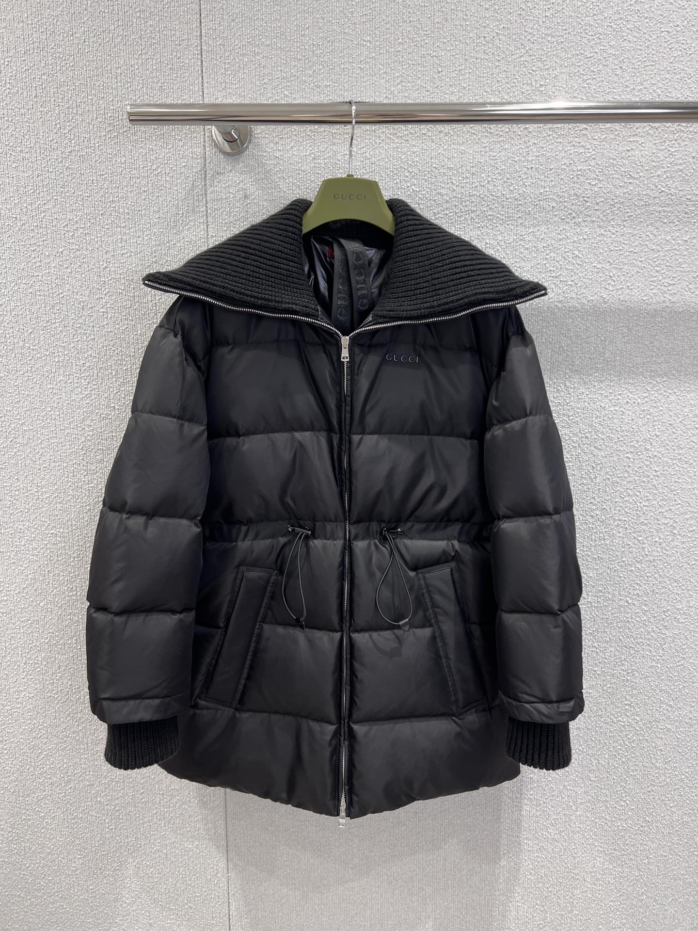 NO:587193,Comes with dust bag Gucc* 25FW autumn and winter limited new style lapel drawstring waist down jacket丨Exclusively developed by yb!  High quality production!  Select high-density matte black nylon + wool knitted ribbed large lapels, which are wind-resistant and splash-proof, and can shake off dust with just a tap; pull the invisible drawstring at the waist, which can not only create an oversize and loose feeling, but also close the hourglass waist, and the inner lining  Filled with 90% white duck down, the fill power is directly full. Wrapped around the body, it feels like being hugged by clouds. It can be warmed effortlessly even in sub-zero temperatures. Ready-made S/M/L real shot details,, gucci, versace, down  jacket,alexander wang19860909配防尘袋 Gucc* 25FW秋冬限定新款 翻领抽绳收腰羽绒服丨独家yb开发！高版出品！甄选高密度哑光黑尼龙+羊毛针织罗纹大翻领,抗风防泼溅,轻轻一拍就能抖落灰尘；腰间隐形抽绳一拉,既能穿出oversize松弛感,也能收出沙漏腰,内里填充90白鸭绒,蓬松度直接拉满,裹在身上像被云朵抱住,零下气温也能暖得毫不费力.现货发售S/M/L实拍细节图,,gucci,versace,down jacket,alexander wang,Women's clothing