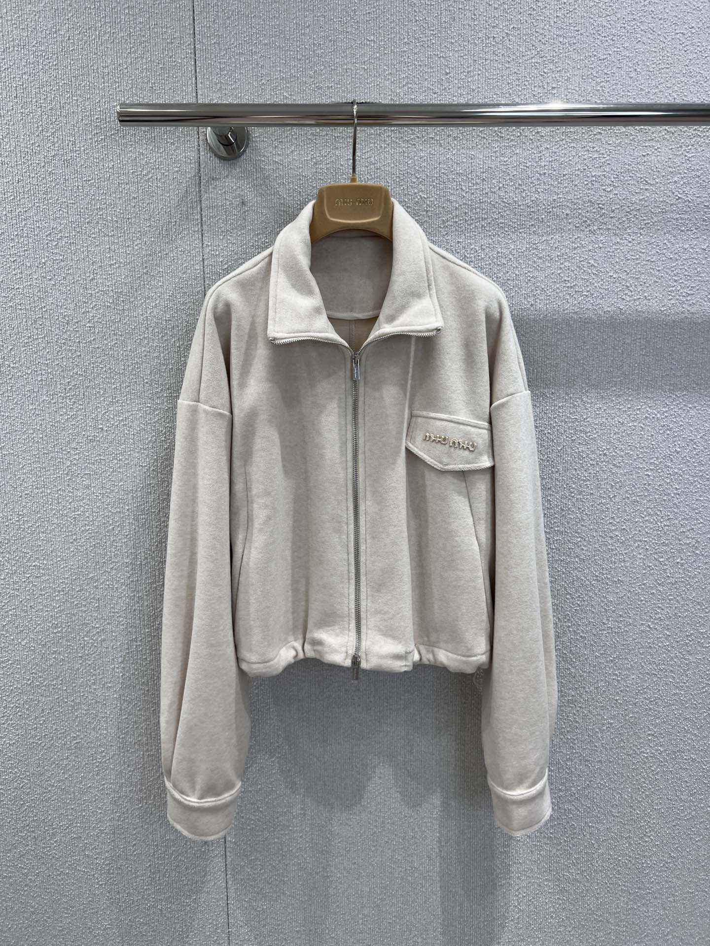 NO:588199,Support exchange Mium*u 25FW new autumn and winter loose zipper jacket + drawstring casual pants set丨Exclusive high-end version!  The soft matte velvet material feels like a layer of clouds wrapped around the skin. It is warm in autumn and winter without looking bulky. The Polo collar + full zipper design has the right balance of sweetness and coolness; the side drawstrings can freely adjust the tightness of the hem, small logo embroidery on the pockets, high-waisted drawstrings + wide-leg version of the trousers, welding 'concealing the flesh and looking slimmer' into the trousers!  The logo details of the webbing on the waist perfectly match the jacket. When walking on the street, you can instantly recognize the noble and relaxed feeling ~ Ready-made S/M/L real-shot detailed pictures,,miumiu,jackets & coats,alexander wang19860909支持换款 Mium*u 25FW秋冬新款 松弛感拉链外套+抽绳休闲裤套装丨独家高版出品！软乎乎的雾面绒感材质,贴肤像裹了层云朵,秋冬穿既保暖又不会显臃肿,Polo领+全拉链设计,甜酷平衡得刚好；侧边抽绳可自由调节下摆松紧,口袋处的小logo刺绣,裤子高腰抽绳+阔腿版型,把“遮肉显瘦”焊在裤型里！腰头的织带logo细节,和外套呼应得刚刚好,走在街上是一眼能认出的贵气松弛感~现货发售S/M/L实拍细节图,,miumiu,jackets & coats,alexander wang,Women's clothing