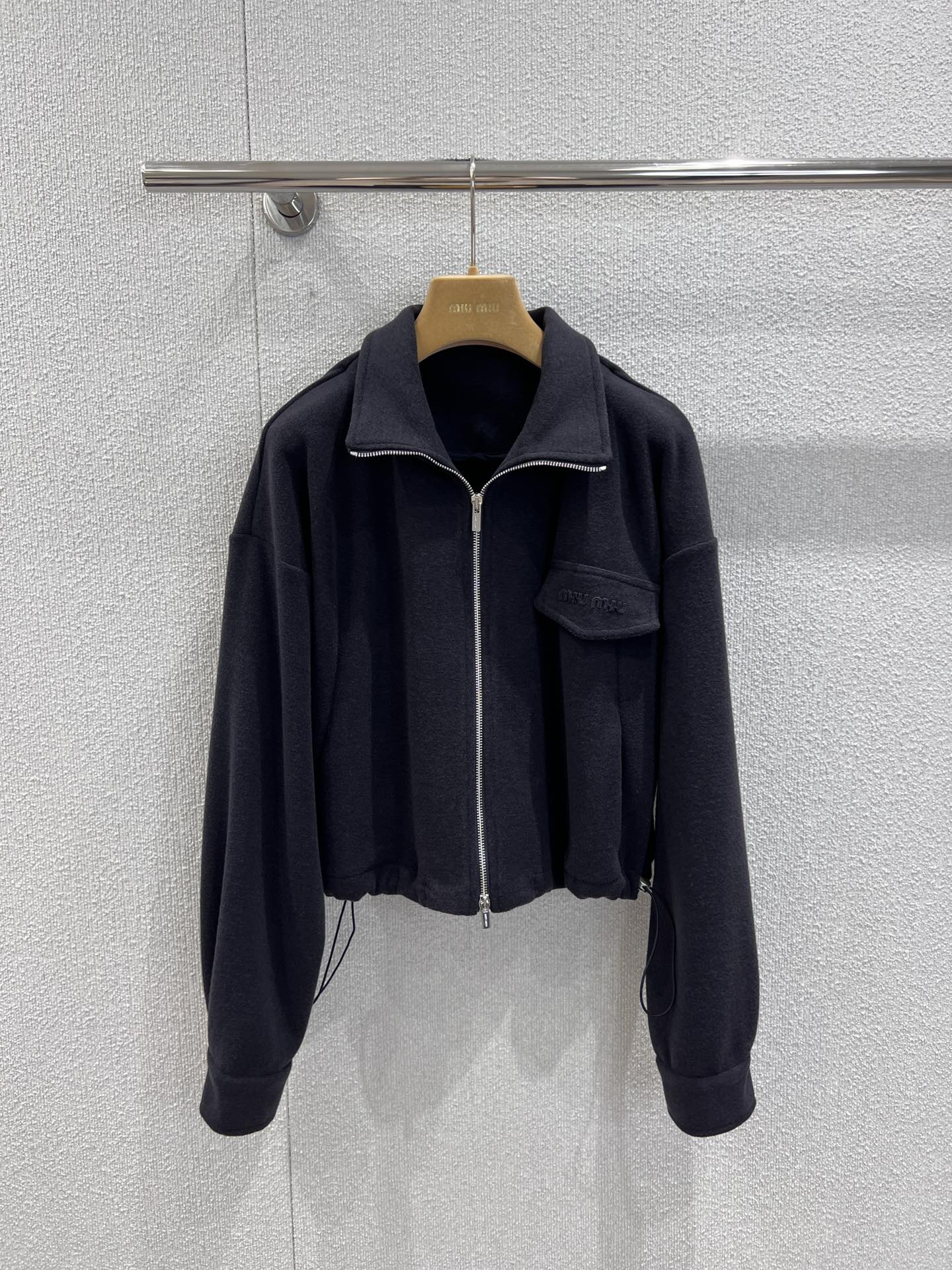 NO:588214,Support exchange Mium*u 25FW new autumn and winter loose zipper jacket + drawstring casual pants set丨Exclusive high-end version!  The soft matte velvet material feels like a layer of clouds wrapped around the skin. It is warm in autumn and winter without looking bulky. The Polo collar + full zipper design has the right balance of sweetness and coolness; the side drawstrings can freely adjust the tightness of the hem, small logo embroidery on the pockets, high-waisted drawstrings + wide-leg version of the trousers, welding 'concealing the flesh and looking slimmer' into the trousers!  The logo details of the webbing on the waist perfectly match the jacket. When walking on the street, you can instantly recognize the noble and relaxed feeling~ Ready-made S/M/L real shot details,,miumiu,jackets & coats,alexander wang19860909支持换款 Mium*u 25FW秋冬新款 松弛感拉链外套+抽绳休闲裤套装丨独家高版出品！软乎乎的雾面绒感材质,贴肤像裹了层云朵,秋冬穿既保暖又不会显臃肿,Polo领+全拉链设计,甜酷平衡得刚好；侧边抽绳可自由调节下摆松紧,口袋处的小logo刺绣,裤子高腰抽绳+阔腿版型,把“遮肉显瘦”焊在裤型里！腰头的织带logo细节,和外套呼应得刚刚好,走在街上是一眼能认出的贵气松弛感~现货发售S/M/L实拍细节图,,miumiu,jackets & coats,alexander wang,Women's clothing