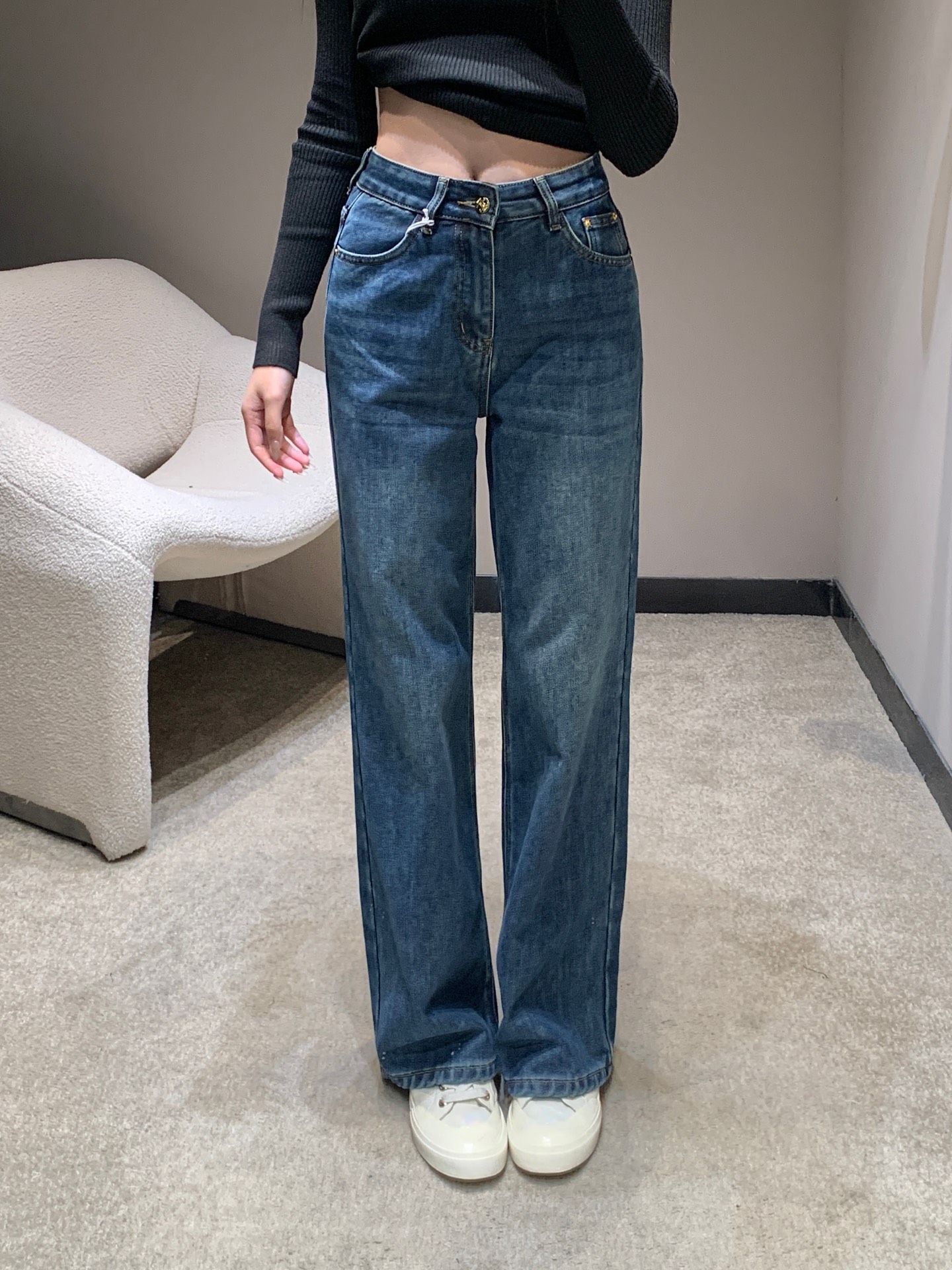 NO:588194,l Celin* 25Fw new autumn and winter style denim and fleece wide-leg trousers with embroidered back pockets | Exclusive high-end version!  The classic denim blue has been washed with distressed water and comes with a relaxed retro filter; the high-waisted + wide-leg version is a 'leg essence-making machine' - it can not only hide the wide hips and thick legs, but also make the waistline neat and slender. When walking, the curvature of the trouser legs hangs, and even the steps become lazy. Ready for sale S/M/L,, celine, loro piana, alexander wang19860909l Celin* 25Fw秋冬新款 后袋刺绣牛仔抓毛阔腿长裤丨独家高版出品！经典牛仔蓝做了做旧水洗,自带松弛的复古滤镜；高腰+阔腿的版型是“腿精制造机”——既能藏住胯宽腿粗,又能把腰线拉得利落修长,走动时裤管垂坠的弧度,连步伐都跟着变慵懒.现货发售S/M/L,,celine,loro piana,alexander wang,Women's clothing