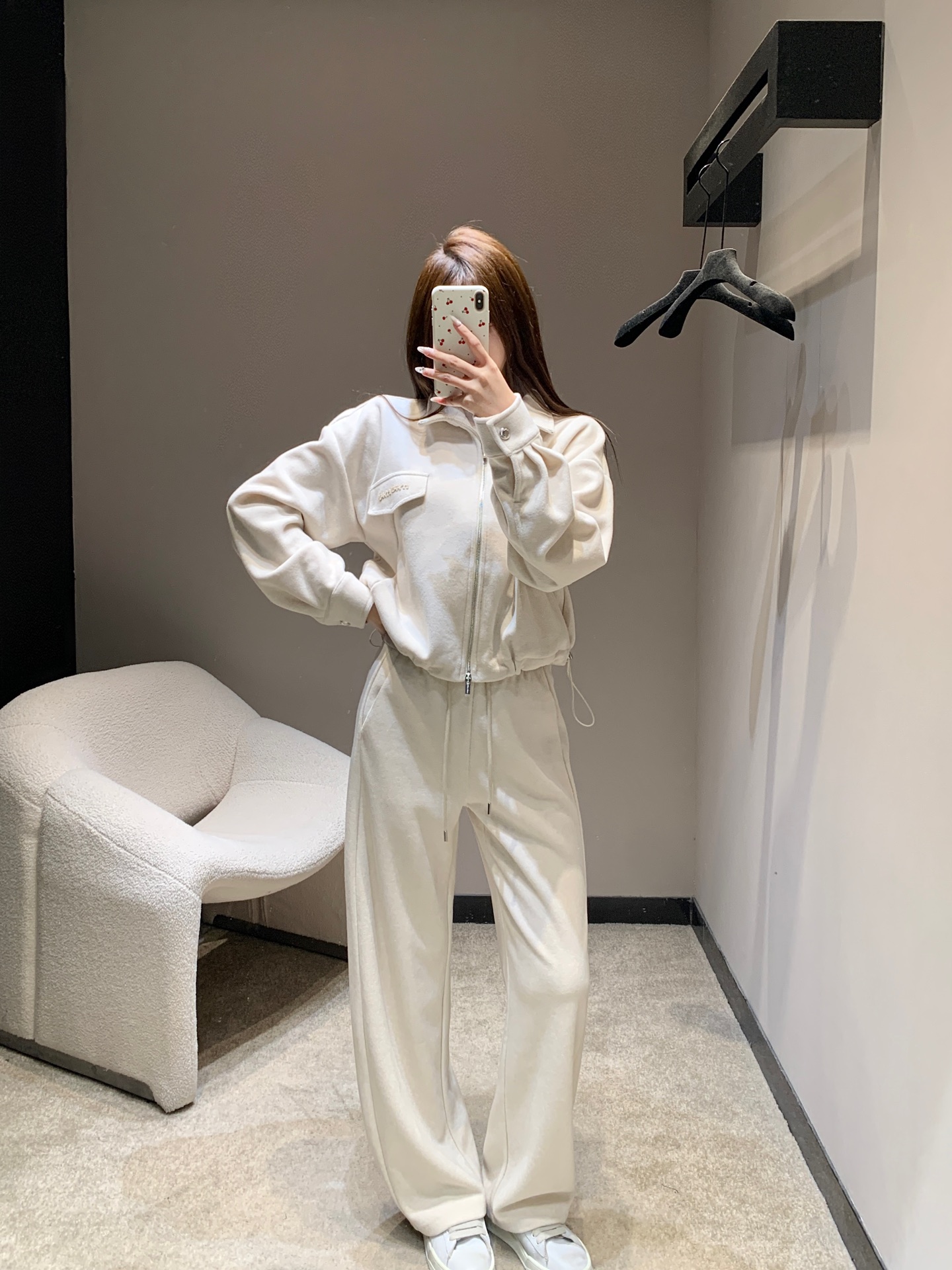 NO:588206,l Mium*u 25FW new autumn and winter style relaxed zipper jacket + drawstring casual pants set丨Exclusive high-end version!  The soft matte velvet material feels like a layer of clouds wrapped around the skin. It is warm in autumn and winter without looking bulky. The Polo collar + full zipper design has the right balance of sweetness and coolness; the side drawstrings can freely adjust the tightness of the hem, small logo embroidery on the pockets, high-waisted drawstrings + wide-leg version of the trousers, welding 'concealing the flesh and looking slimmer' into the trousers!  The logo detail of the webbing on the waist perfectly matches the jacket. It gives you a sense of elegance and relaxation that can be recognized at a glance when walking on the street~ Available in stock S/M/L, loro piana, miumiu, jackets & coats, alexander wang19860909l Mium*u 25FW秋冬新款 松弛感拉链外套+抽绳休闲裤套装丨独家高版出品！软乎乎的雾面绒感材质,贴肤像裹了层云朵,秋冬穿既保暖又不会显臃肿,Polo领+全拉链设计,甜酷平衡得刚好；侧边抽绳可自由调节下摆松紧,口袋处的小logo刺绣,裤子高腰抽绳+阔腿版型,把“遮肉显瘦”焊在裤型里！腰头的织带logo细节,和外套呼应得刚刚好,走在街上是一眼能认出的贵气松弛感~现货发售S/M/L,,loro piana,miumiu,jackets & coats,alexander wang,Women's clothing