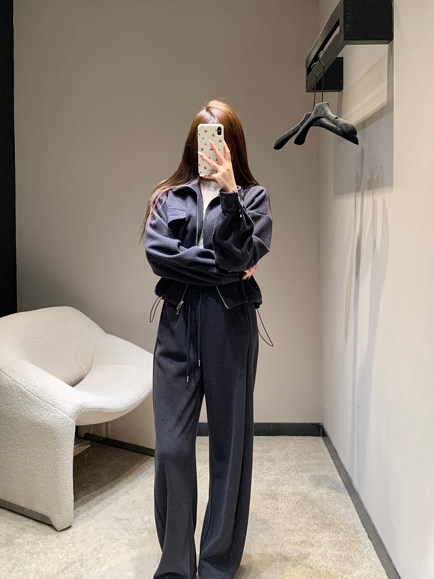 NO:588222,Mium*u 25FW new autumn and winter style relaxed zipper jacket + drawstring casual pants set丨Exclusive high-end version!  The soft matte velvet material feels like a layer of clouds wrapped around the skin. It is warm in autumn and winter without looking bulky. The Polo collar + full zipper design has the right balance of sweetness and coolness; the side drawstrings can freely adjust the tightness of the hem, small logo embroidery on the pockets, high-waisted drawstrings + wide-leg version of the trousers, welding 'concealing the flesh and looking slimmer' into the trousers!  The logo details of the webbing on the waist perfectly match the jacket. Walking on the street, you can instantly recognize the noble and relaxed feeling~ Available in stock S/M/L,,miumiu,jackets & coats,alexander wang19860909Mium*u 25FW秋冬新款 松弛感拉链外套+抽绳休闲裤套装丨独家高版出品！软乎乎的雾面绒感材质,贴肤像裹了层云朵,秋冬穿既保暖又不会显臃肿,Polo领+全拉链设计,甜酷平衡得刚好；侧边抽绳可自由调节下摆松紧,口袋处的小logo刺绣,裤子高腰抽绳+阔腿版型,把“遮肉显瘦”焊在裤型里！腰头的织带logo细节,和外套呼应得刚刚好,走在街上是一眼能认出的贵气松弛感~现货发售S/M/L,,miumiu,jackets & coats,alexander wang,Women's clothing