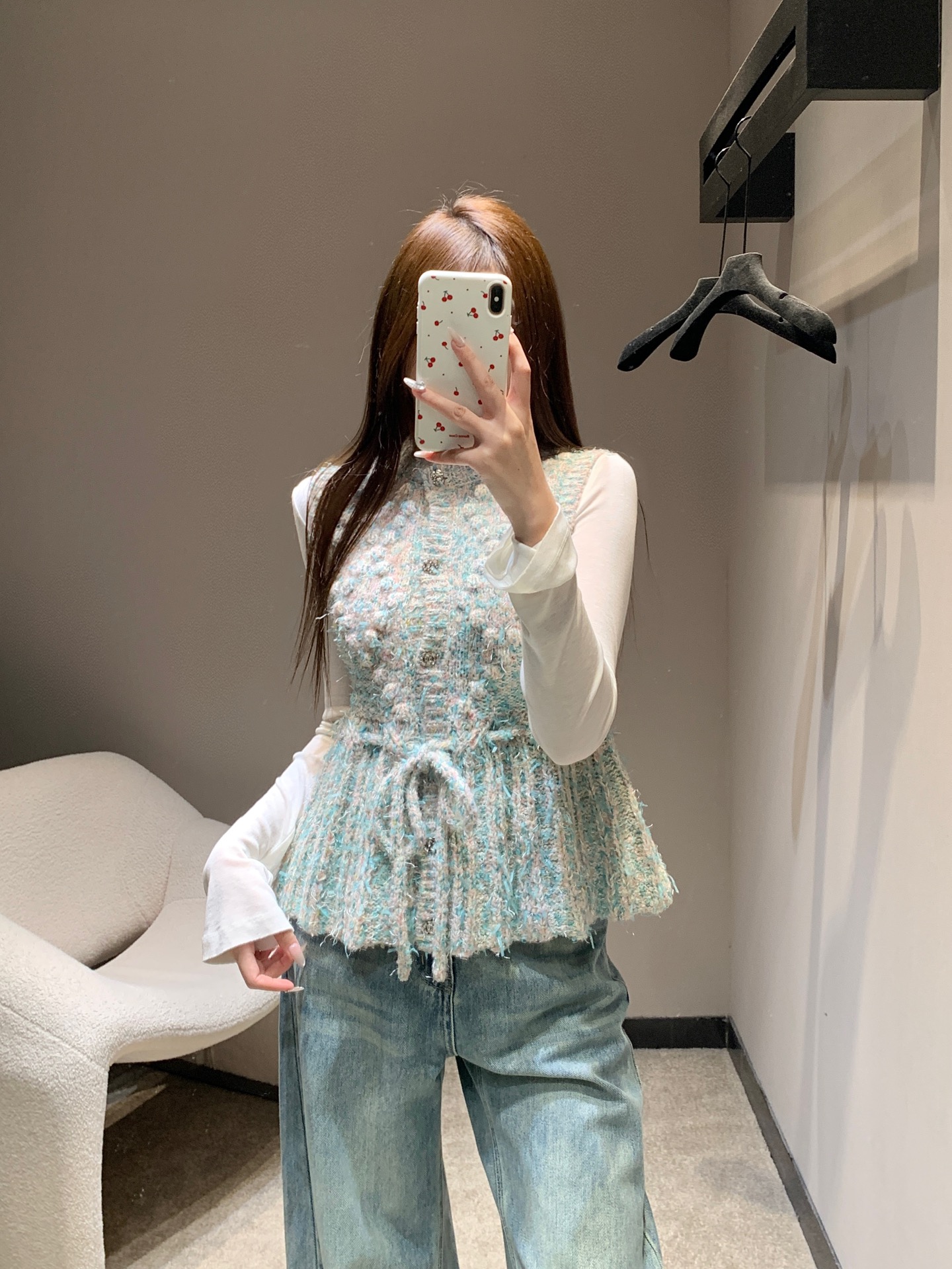 NO:588211,Chane* 25K high-end handmade workshop series hand-crocheted round-neck cashmere vest丨Exclusive high-end version!  Cashmere blended colorful yarn + fully hand-made three-dimensional crochet pattern, the full pattern on the chest has a sense of heavy industry that can only be understood when you look closely. It is paired with rhinestone buttons, which are fine and unobtrusive but very noble; the round neck + waist tie does not pick up the shoulders, and the drawstring can directly create an 'ant waist', and it can be worn loosely and has a casual atmosphere; ready for sale S/M/L,,chanel,alexander wang19860909Chane* 25K高级手工坊系列 手工钩花系带圆领羊绒马甲丨独家高版出品！羊绒混纺彩纱+全手工立体钩花,胸前的饱满纹路是近看才懂的重工感,搭配水钻纽扣,细闪不张扬却很显贵；圆领+收腰系带不挑肩型,抽绳一系直接掐出“蚂蚁腰”,松垮穿又是随性氛围；现货发售S/M/L,,chanel,alexander wang,Women's clothing