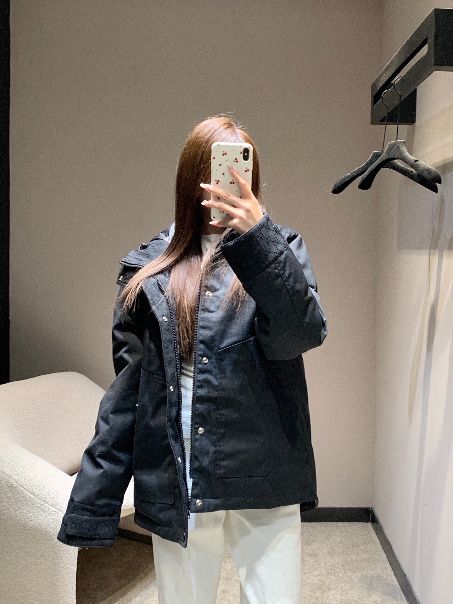 NO:588238,Gucc* 25FW new autumn and winter dark pattern double G hooded cotton jacket丨Exclusive high-end version!  Matte black technical windproof fabric + same color dark pattern double G jacquard splicing, it looks like a low-key brand logo from a close look, but it looks like a sharp and cool texture from a distance; the interior is stuffed with cotton to keep warm and not bulky, suitable for commuting in autumn and winter or light outdoor use~ The loose off-shoulder version can hide the flesh without weighing down the height, and both men and women have a relaxed and casual style~ Ready for sale S/M/L,, gucci, hats, alexander wang19860909Gucc* 25FW秋冬新款 暗纹双G连帽棉服丨独家高版出品！哑光黑科技防风面料+同色系暗纹双G提花拼接,近看是低调的品牌标识,远看是利落的冷感质感；内里夹棉填充,保暖不臃肿,秋冬通勤/轻户外都能打~宽松落肩版型,既能藏肉又不压身高,男女穿都有松弛的随性范儿~现货发售S/M/L,,gucci,hats,alexander wang,Women's clothing