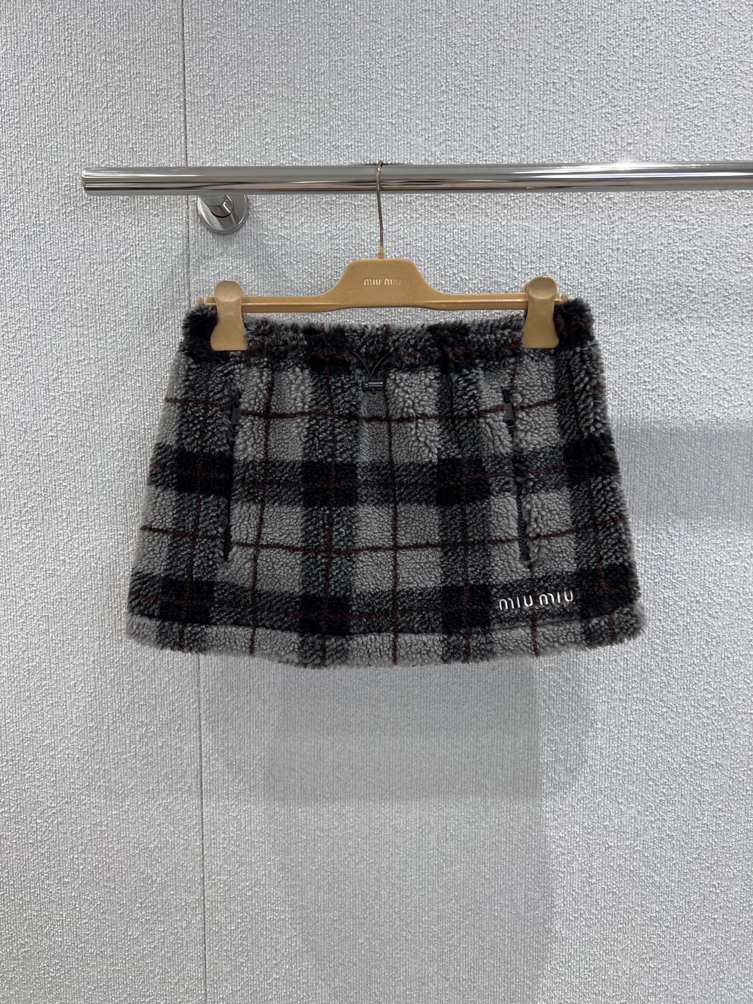 NO:588259,Supports exchange Miumi* 25FW new autumn and winter retro plaid teddy velvet mini skirt丨Exclusively developed by yb!  High quality production!  The soft teddy velvet texture is like a layer of warm clouds, and the retro brown and gray plaid color combination brings out the laziness and nobility of autumn and winter. The elastic waist does not flatter the figure, and the short skirt just exposes the legs, which is sweet and a little playful; solid  Hidden in the plaid with pockets, you will look like a sweet girl when worn alone, or paired with a jacket from the same series, it will be a 'god-like' soft velvet suit~ Available now, S/M/L real shot details,, miumiu, skirts, jackets  & coats,alexander wang19860909支持换款 Miumi* 25FW秋冬新款 复古格纹泰迪绒迷你半身裙丨独家yb开发！高版出品！软乎乎的泰迪绒肌理,像裹了层暖融融的云朵,复古棕灰格纹配色,把秋冬的慵懒和贵气揉得刚好~松紧腰不挑身材,短款裙摆刚好露出腿型,甜中带点小俏皮；实用口袋藏在格纹里,单穿是甜妹,搭同系列外套就是“一套封神”的软绒套装~现货发售S/M/L实拍细节图,,miumiu,skirts,jackets & coats,alexander wang,Women's clothing
