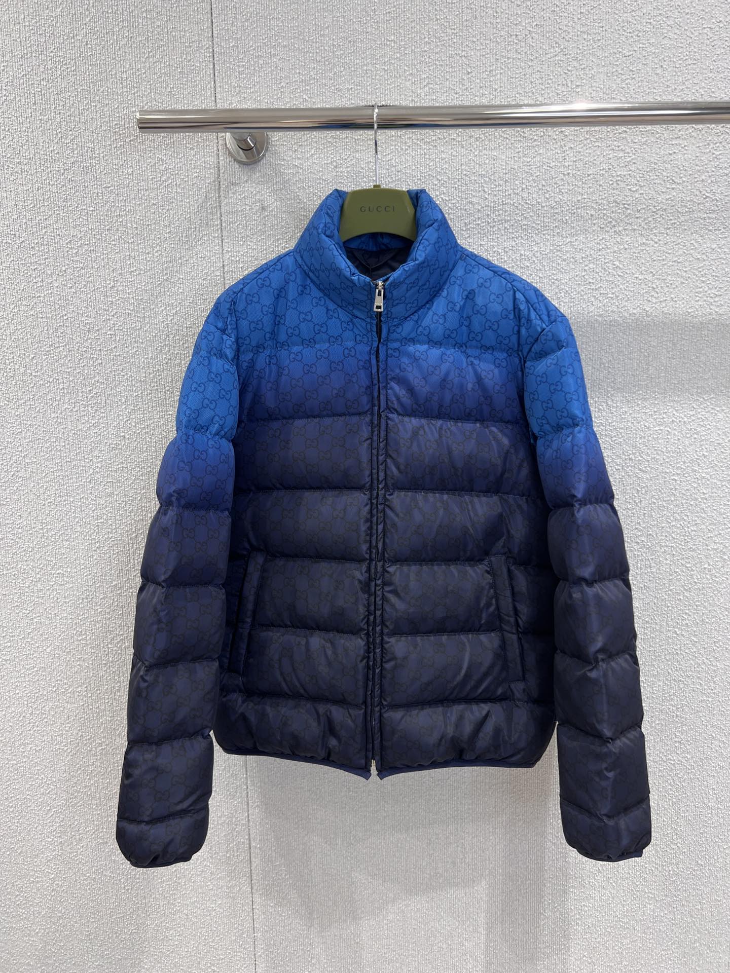 NO:589369,Comes with dust bag Gucc* 25Fw new winter style all-over jacquard gradient contrast poplin down jacket丨Exclusive high-end version!  The jacquard printed all over the body is the recognition engraved in the DNA, with metal zipper pulls and binding of the same color. The sophistication of luxury brands is hidden in the low-key; the light down filling is both warm and lightweight. Wear it in winter, it has the practicality of a down jacket and the eye-catchingness of a high-street item. Ready-made S/M/L real shot details, gucci, jackets & coats, down jacket, alexander wang19860909配防尘袋 Gucc* 25Fw冬季新款 满印提花渐变撞色府绸羽绒服外套丨独家高版出品！衣身满印提花是刻在DNA里的辨识度,金属拉链头+同色系包边,低调里藏着奢牌的精致；轻盈充绒量兼顾保暖与轻便,冬天穿它,既有羽绒服的实用,又有高街单品的吸睛度.现货发售S/M/L实拍细节图,,gucci,jackets & coats,down jacket,alexander wang,Women's clothing