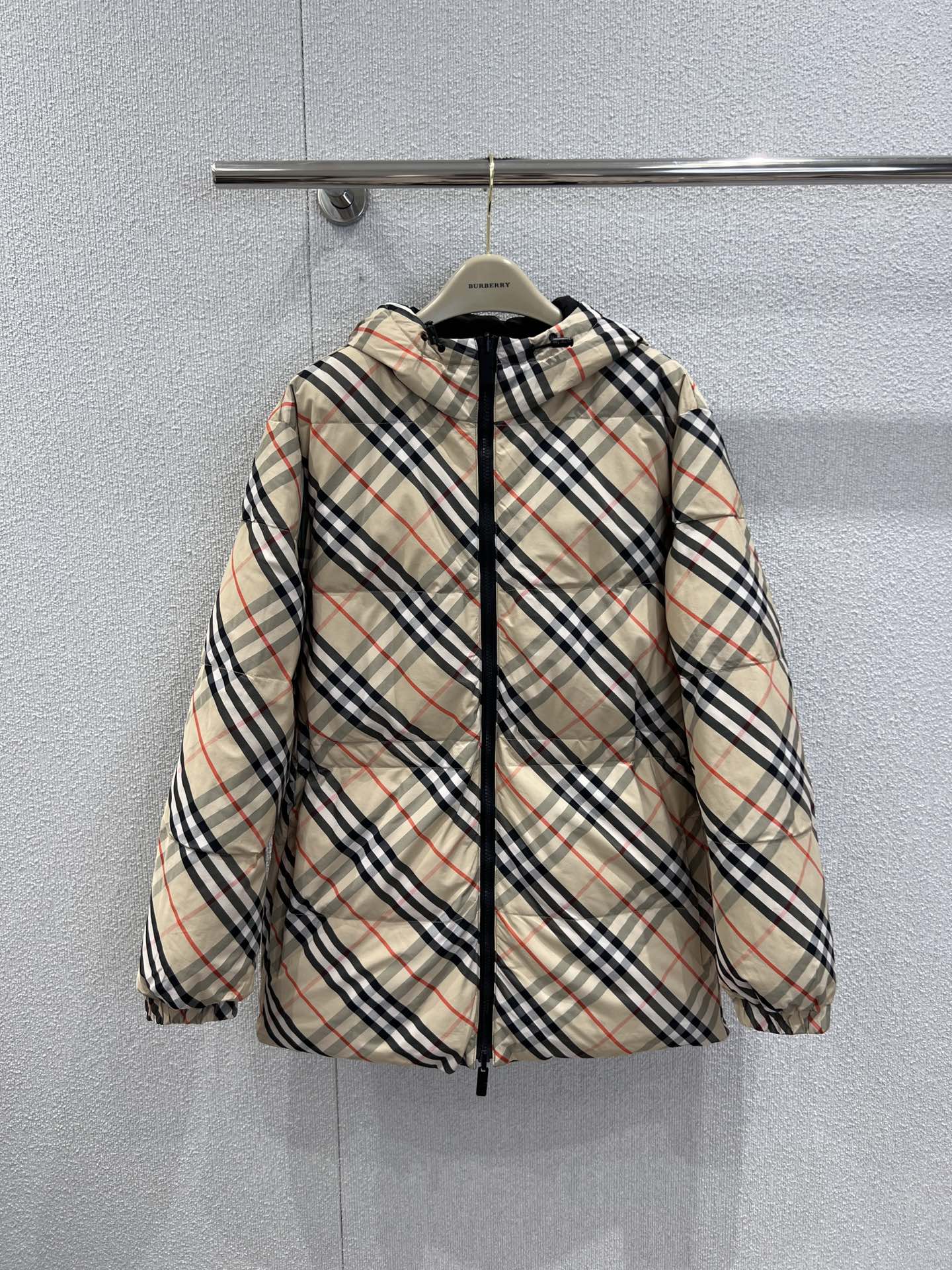 NO:588288,Comes with dust bag Burb*rry 25Fw new autumn and winter Vintage plaid waist double-sided down jacket丨Exclusively developed by yb!  High quality production!  A multi-wear garment. A must-have high-end fashionable item for plaid lovers. Three-dimensional tailoring, lapels and zippers, versatile and easy to wear. Keeps warm and avoids bulking. National standard 90 white duck down filling. Imported fabrics with great texture. Imported machine-sewn smooth line craftsmanship. Original hardware accessories. Details are great. Ready-made S/M/L real-shot detail pictures, burberry, down jacket, alexander wang19860909配防尘袋 Burb*rry 25Fw秋冬新款 Vintage格纹收腰双面穿羽绒服丨独家yb开发！高版出品！一衣多穿 格子控必入高级时髦单品 立体剪裁翻领拉链版型百搭不挑人 保暖拒绝臃肿 国标90白鸭绒填充 进口面料质感超赞 进口机缝制流畅线条工艺 原版五金配件 细节很加分 现货发售S/M/L实拍细节图,,burberry,down jacket,alexander wang,Women's clothing