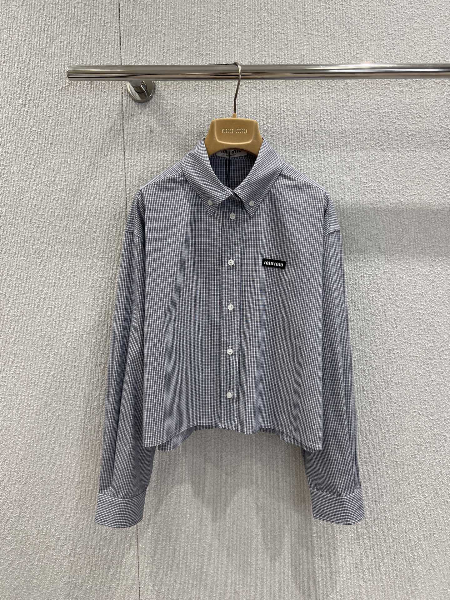 NO:588280,Support exchange Miu Mi* 25FW new autumn and winter light blue plaid short long-sleeved shirt丨Exclusively developed by yb!  High quality production!  The custom-made fine poplin fabric has a soft matte feel, which is close to the skin, breathable and crisp; the black label is a low-key brand, and the rough edges of the cuffs add a bit of sweetness, coolness and sexiness; the light blue small plaid color is like wearing 'clear autumn sky' on the body, refreshing and not dull, with a cool and high-end feeling ~ Ready-made S/M/L real shot details,, miumiu, shirts, alexander wang19860909支持换款 Miu Mi* 25FW秋冬新款 浅蓝格纹短款长袖衬衫丨独家yb开发！高版出品！定制细腻府绸面料自带柔雾哑光感,贴肤透气又挺括；黑标是低调的品牌小心机,袖口毛边添了点甜酷随性感；浅蓝小格纹配色像把“秋日晴空”穿在身上,清爽不沉闷,自带清冷高级感~现货发售S/M/L实拍细节图,,miumiu,shirts,alexander wang,Women's clothing
