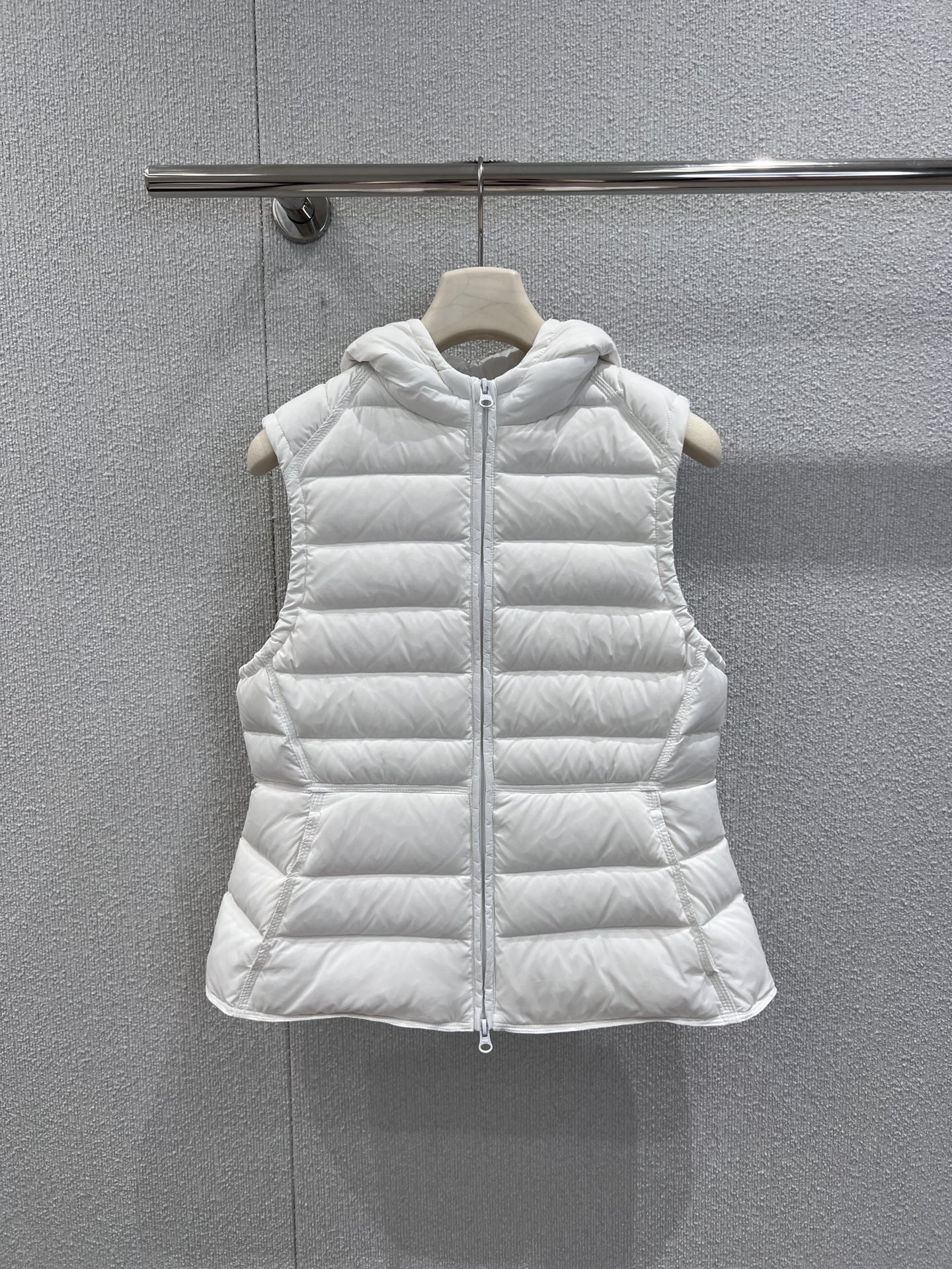 NO:591315,Comes with dust bag Syug*a 25FW new autumn and winter rib hooded down vest | Exclusive high-end version!  Filled with 90% white duck down + rib-style quilting, the bulkiness is online but has an 'airy' feel. The hood adds warmth, the drawstring at the hem allows you to freely adjust the silhouette, and the invisible zipper + pocket is practical for daily commuting and leisure outings.  , the matte fabric has a delicate texture, is stain-resistant and durable. It is not bulky when worn as an inner/outer coat, and it can withstand a temperature difference of about 10℃ when worn alone in early winter. Actual details of S/M/L on sale now,,down  jacket,hats,alexander wang19860909配防尘袋 Syug*a 25FW秋冬新款 排骨连帽羽绒马甲丨独家高版出品！90白鸭绒填充+排骨式绗缝,蓬松度在线却自带“空气感”,连帽增加保暖性,下摆抽绳可自由调节廓形,隐形拉链+口袋,日常通勤/休闲出街都实用,哑光面料自带细腻质感,耐脏又耐看.叠穿内搭/外搭大衣都不臃肿,初冬单穿也能扛住10℃左右温差.现货发售S/M/L实拍细节图,,down jacket,hats,alexander wang,Women's clothing