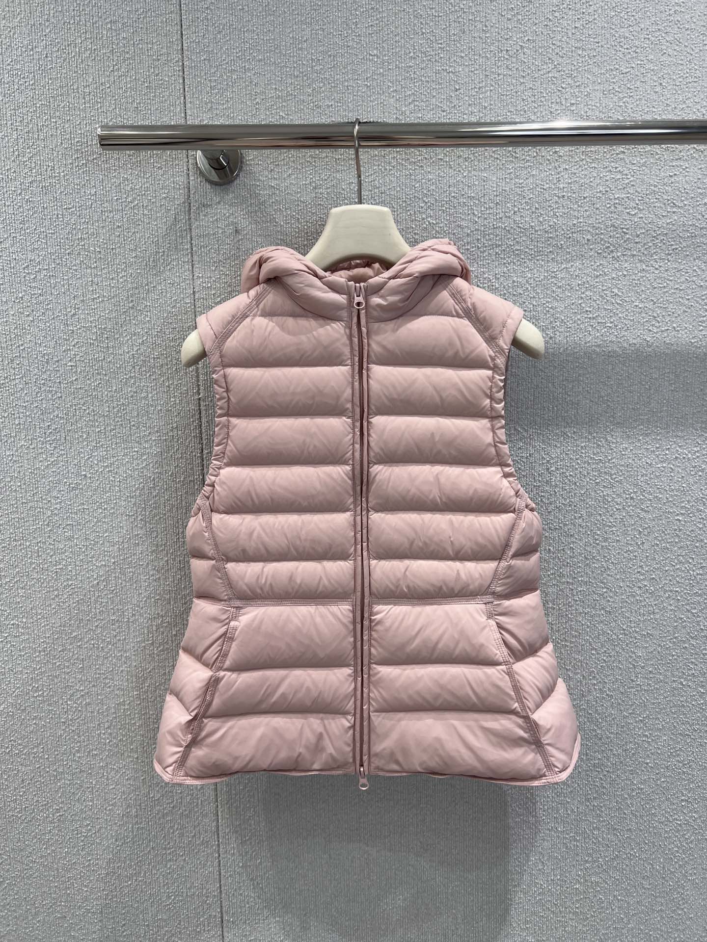 NO:591319,Comes with dust bag Syug*a 25FW new autumn and winter rib hooded down vest | Exclusive high-end version!  Filled with 90% white duck down + rib-style quilting, the bulkiness is online but has an 'airy' feel. The hood adds warmth, the drawstring at the hem allows you to freely adjust the silhouette, and the invisible zipper + pocket is practical for daily commuting and leisure outings.  , the matte fabric has a delicate texture, is stain-resistant and durable. It is not bulky when worn as an inner/outer coat, and it can withstand a temperature difference of about 10℃ when worn alone in early winter. Actual details of S/M/L on sale now,,down  jacket,hats,alexander wang19860909配防尘袋 Syug*a 25FW秋冬新款 排骨连帽羽绒马甲丨独家高版出品！90白鸭绒填充+排骨式绗缝,蓬松度在线却自带“空气感”,连帽增加保暖性,下摆抽绳可自由调节廓形,隐形拉链+口袋,日常通勤/休闲出街都实用,哑光面料自带细腻质感,耐脏又耐看.叠穿内搭/外搭大衣都不臃肿,初冬单穿也能扛住10℃左右温差.现货发售S/M/L实拍细节图,,down jacket,hats,alexander wang,Women's clothing