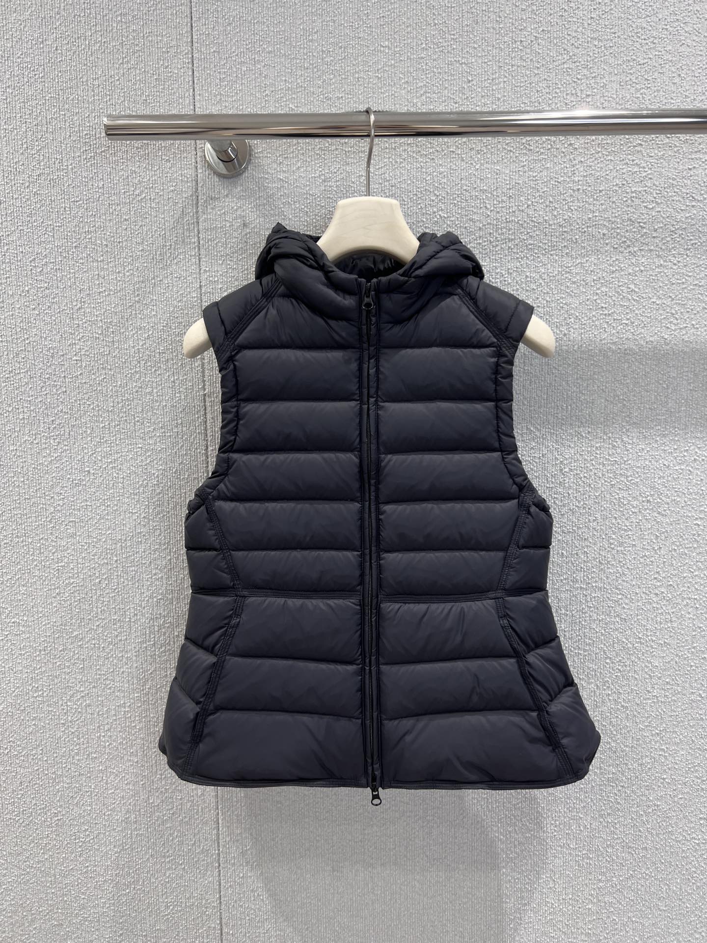 NO:591311,Comes with dust bag Syug*a 25FW new autumn and winter rib hooded down vest | Exclusive high-end version!  Filled with 90% white duck down + rib-style quilting, the bulkiness is online but has an 'airy' feel. The hood adds warmth, the drawstring at the hem allows you to freely adjust the silhouette, and the invisible zipper + pocket is practical for daily commuting and leisure outings.  , the matte fabric has a delicate texture, is stain-resistant and durable. It is not bulky when worn as an inner/outer coat, and it can withstand a temperature difference of about 10℃ when worn alone in early winter. Actual details of S/M/L on sale now,,down  jacket,hats,alexander wang19860909配防尘袋 Syug*a 25FW秋冬新款 排骨连帽羽绒马甲丨独家高版出品！90白鸭绒填充+排骨式绗缝,蓬松度在线却自带“空气感”,连帽增加保暖性,下摆抽绳可自由调节廓形,隐形拉链+口袋,日常通勤/休闲出街都实用,哑光面料自带细腻质感,耐脏又耐看.叠穿内搭/外搭大衣都不臃肿,初冬单穿也能扛住10℃左右温差.现货发售S/M/L实拍细节图,,down jacket,hats,alexander wang,Women's clothing