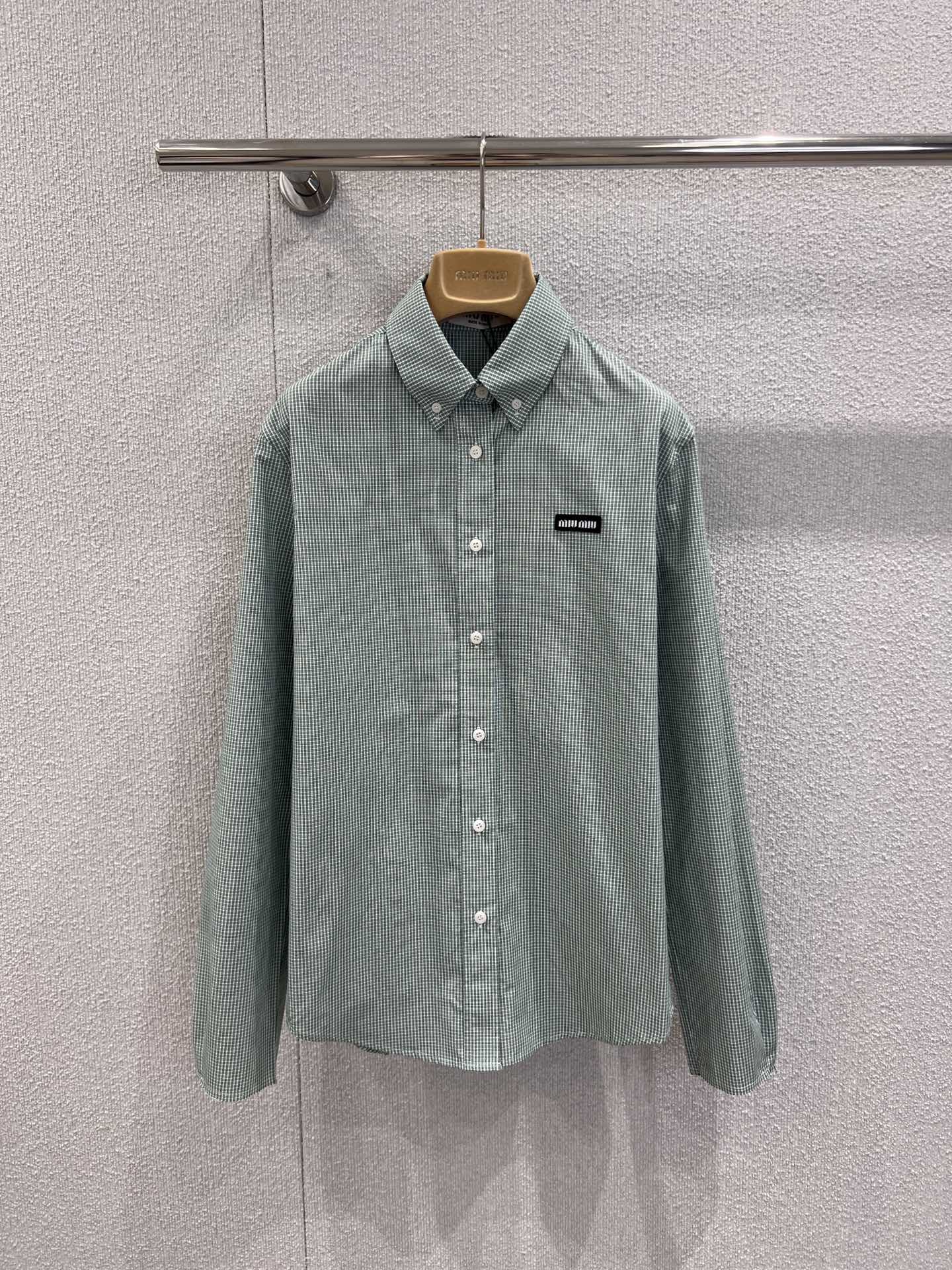 NO:588270,Support exchange MiuMi* 25FW new autumn and winter poplin texture plaid long-sleeved shirt丨Exclusively developed by yb!  High quality production!  Delicate poplin fabric, with soft matte luster, close to the skin, breathable and crisp; mint green small plaid color matching, just right to neutralize the dullness of autumn and winter, refreshing and high-end~ The black label logo is a low-key brand design, and the raw edge details on the cuffs add a bit of sweetness, coolness and sexiness; worn alone is a cool commuting style, layered with a sweater/jacket for a layered autumn and winter inner outfit~ Ready-made S/M/L real shot details, miumiu, jackets  & coats,sweaters,shirts,alexander wang19860909支持换款 MiuMi* 25FW秋冬新款 府绸质感格纹长袖衬衫丨独家yb开发！高版出品！细腻府绸面料,自带柔雾哑光光泽,贴肤透气还挺括有型；薄荷绿小格纹配色,把秋冬的沉闷中和得刚好,清爽又高级~黑标logo是低调的品牌小心机,袖口的毛边细节又添了点甜酷随性感；单穿是清冷通勤风,叠穿毛衣/外套就是层次满分的秋冬内搭~现货发售S/M/L实拍细节图,,miumiu,jackets & coats,sweaters,shirts,alexander wang,Women's clothing