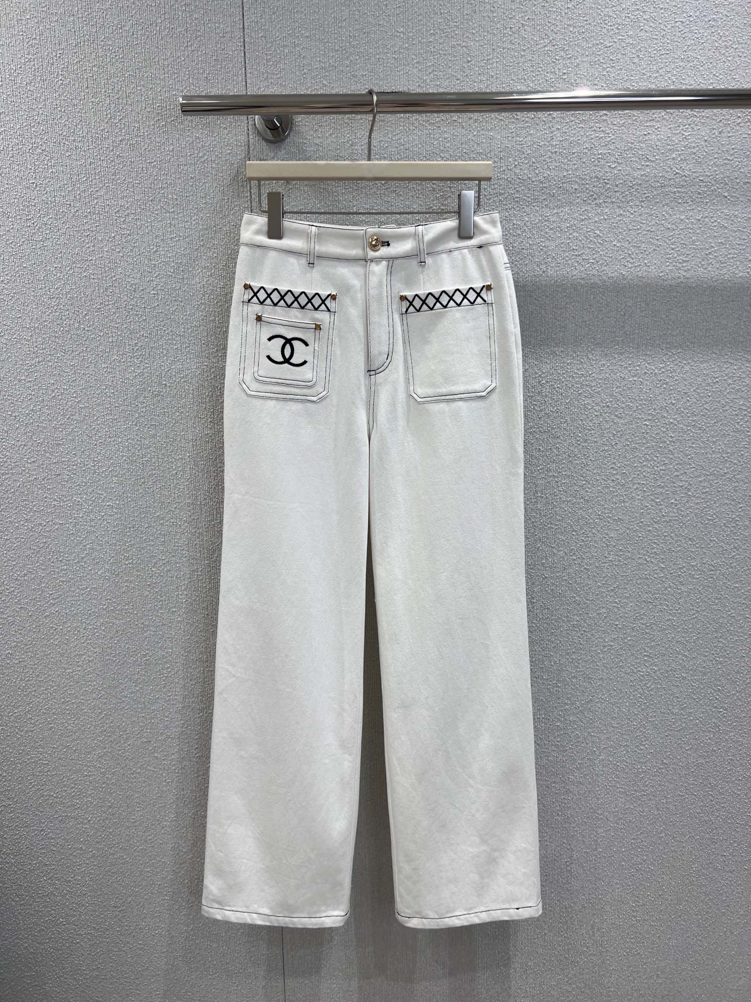 NO:589353,Support exchange Chane* 25Fw new autumn and winter logo embroidered double pocket white straight jeans丨Exclusive high-end version!  These pants are so easy to wear that they are named Amway!  Clean and refreshing white, almost no choice of matching. It is a versatile king. It is easy to wear. It saves the imperfect leg shape. It makes the legs slimmer and straighter. It is suitable for girls of all shapes. The clean and loose version has a casual and uninhibited street laziness. It is cool and sassy. It is highly recommended for the whole life. Ready for sale. S/M/L real shot details,,chanel,jeans,alexander wang19860909支持换款 Chane* 25Fw秋冬新款 logo刺绣双口袋白色直筒牛仔裤丨独家高版出品！这条裤子好穿程度实名安利！干净又清爽的白色几乎不挑搭配 妥妥的百搭王 巨好穿 丸救不完美腿型 显瘦显腿直 适合各种身材的女孩 干净利落的宽松版型 自带随性不羁的街头慵懒感 又酷又飒 简直整个爱住强烈推荐 ～现货发售 S/M/L实拍细节图,,chanel,jeans,alexander wang,Women's clothing