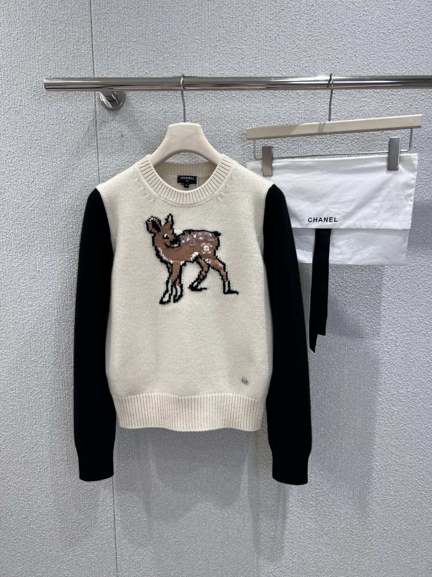 NO:608491,Support exchange Chan*l 25N ski season new style deer jacquard pure wool color matching sweater丨exclusively developed by yb!  High quality production!  Made of soft and waxy pure wool, it is fluffy and skin-friendly but not bloated, and is gentle and warm when worn close to the body. It is fitted and slightly short, just stuck at the waistline, and can be worn with jeans and shorts to optimize the proportions, making it lazy and neat. The classic color matching is suitable for various styles, and it is a luxury brand texture with a low-key and ingenious look. Ready-made S/M/L real shot details,,chanel,shorts,jeans,sweaters,alexander wang19860909支持换款 Chan*l 25N滑雪季新款 小鹿提花纯羊毛拼色毛衣丨独家yb开发！高版出品！选用软糯纯羊毛材质,蓬松亲肤却不臃肿,贴身穿温柔裹住暖意；合身微短款剪裁,刚好卡在腰线位置,搭配牛仔裤、短裤都能优化比例,慵懒又显利落.经典配色适配各种风格,是低调中藏着巧思的奢牌质感.现货发售S/M/L实拍细节图,,chanel,shorts,jeans,sweaters,alexander wang,Women's clothing
