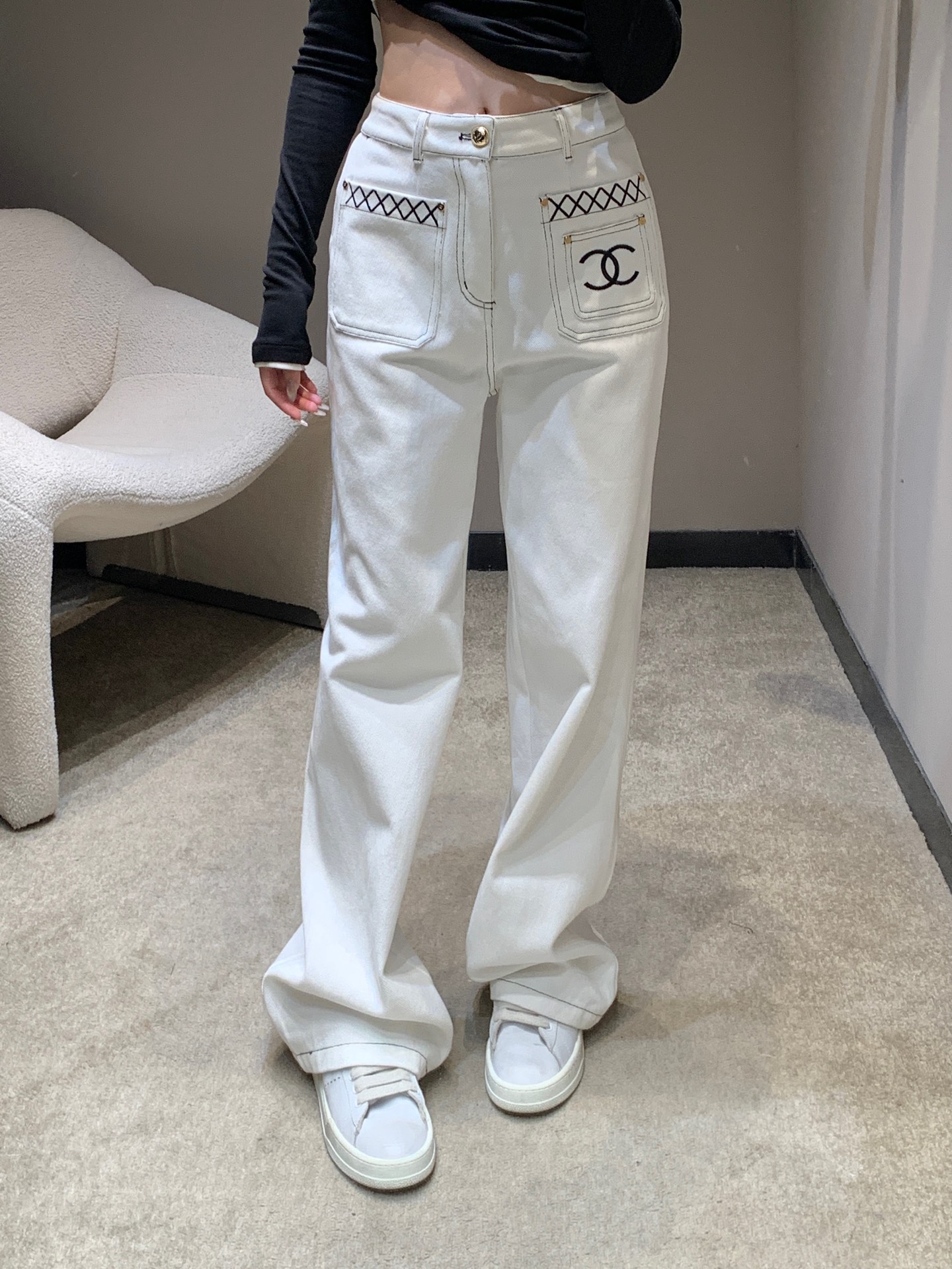 NO:589361,Chane* 25Fw new autumn and winter logo embroidered double pocket white straight jeans | Exclusive high-end version!  These pants are so easy to wear that they are named Amway!  Clean and refreshing white, almost no choice of matching. It is a versatile king. It is easy to wear. It saves the imperfect leg shape. It makes the legs slimmer and straighter. It is suitable for girls of all shapes. The clean and loose version has a casual and uninhibited street laziness. It is cool and sassy. It is highly recommended for the whole life. Ready for sale S/M/L,,chanel,jeans,alexander wang19860909Chane* 25Fw秋冬新款 logo刺绣双口袋白色直筒牛仔裤丨独家高版出品！这条裤子好穿程度实名安利！干净又清爽的白色几乎不挑搭配 妥妥的百搭王 巨好穿 丸救不完美腿型 显瘦显腿直 适合各种身材的女孩 干净利落的宽松版型 自带随性不羁的街头慵懒感 又酷又飒 简直整个爱住强烈推荐 ～现货发售 S/M/L,,chanel,jeans,alexander wang,Women's clothing