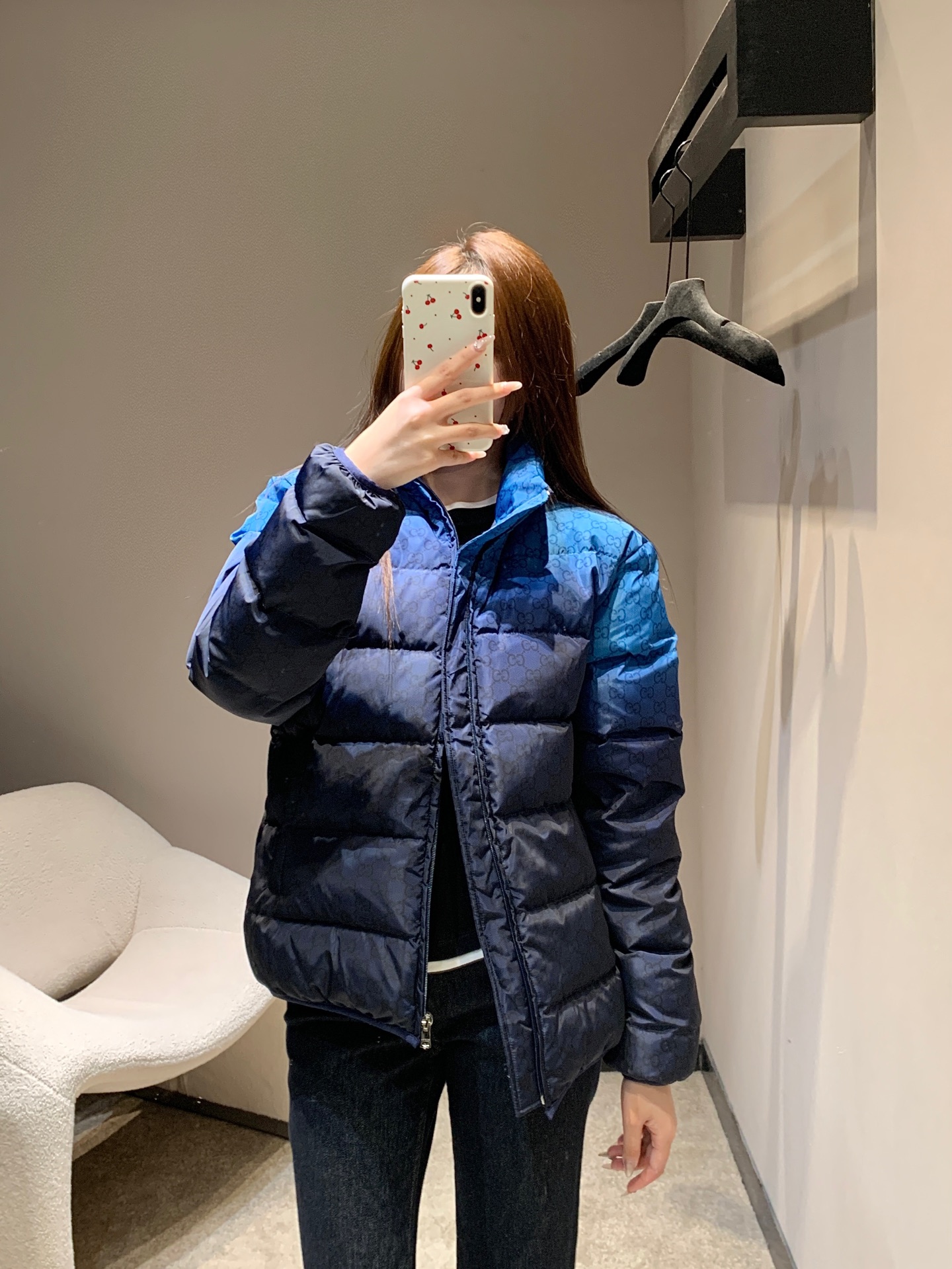 NO:589376,Gucc* 25Fw new winter style full-print jacquard gradient poplin down jacket | exclusive high-end version!  The jacquard printed all over the body is a recognizable feature engraved in the DNA. The metal zipper pulls + hemming of the same color hide the sophistication of a luxury brand in a low-key manner. The lightweight down filling balances warmth and lightness. Wear it in winter, it has the practicality of a down jacket and the eye-catchingness of a high-street item. Available in stock S/M/L,, gucci, jackets & coats, down jacket, alexander wang19860909Gucc* 25Fw冬季新款 满印提花渐变撞色府绸羽绒服外套丨独家高版出品！衣身满印提花是刻在DNA里的辨识度,金属拉链头+同色系包边,低调里藏着奢牌的精致；轻盈充绒量兼顾保暖与轻便,冬天穿它,既有羽绒服的实用,又有高街单品的吸睛度.现货发售S/M/L,,gucci,jackets & coats,down jacket,alexander wang,Women's clothing