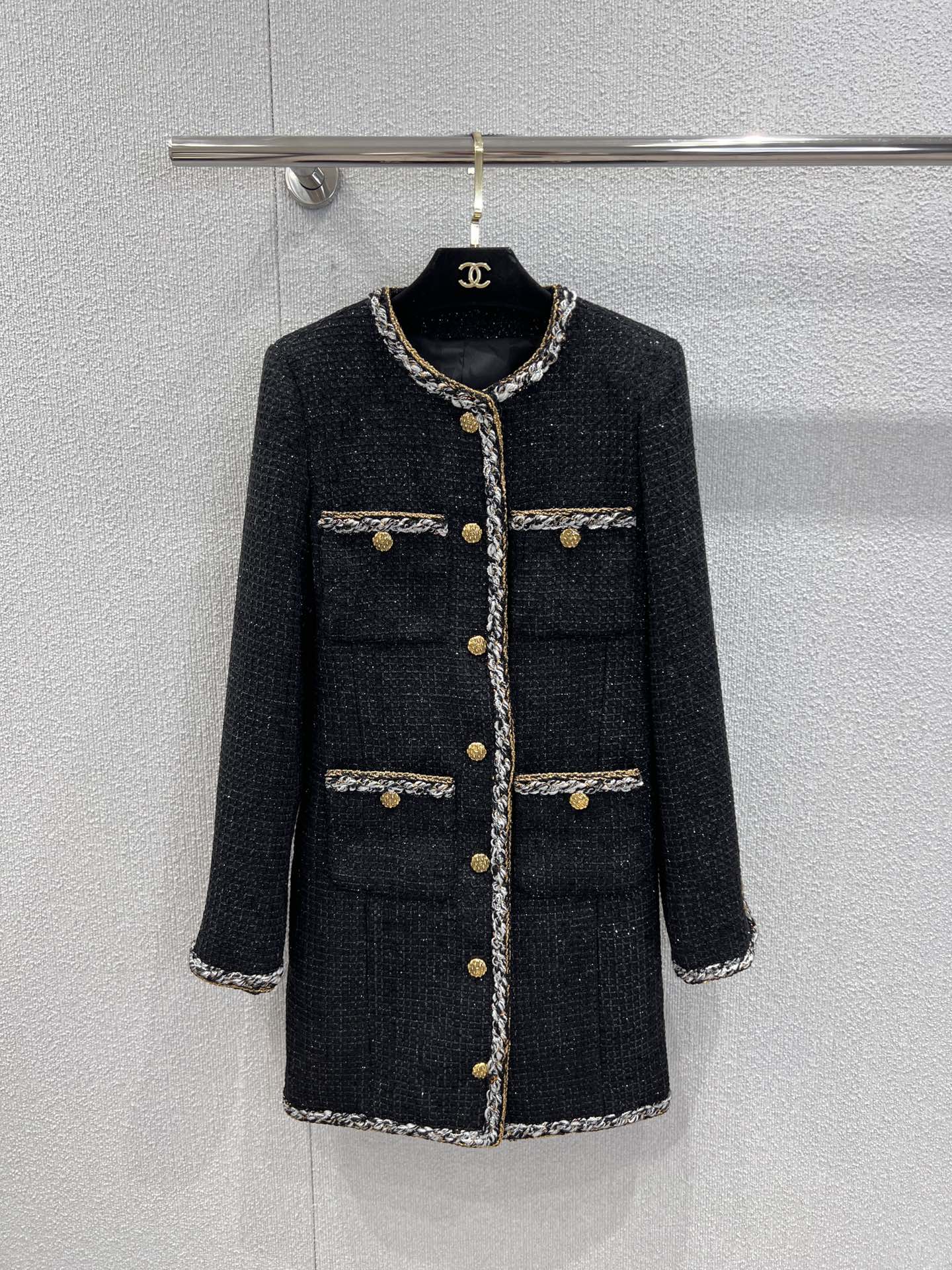 NO:590835,Support exchange Chan*l 25K high-end handicraft series black gold four-pocket tweed mid-length jacket丨exclusively developed by yb!  High quality production!  The base of black glittering tweed has a luxurious texture. The contrasting gold and white chain piping is the signature detail of the handicraft workshop. The combination of four pockets + metal buttons completes the retro elegance. The mid-length version just covers the hips, which is neat and hides the flesh. It is a 'noble shirt' level item for autumn and winter!  Ready sale S/M/L real shot details,,chanel,jackets & coats,alexander wang19860909支持换款 Chan*l 25K高级手工坊系列 黑金四口袋粗花呢中长外套丨独家yb开发！高版出品！黑底闪金丝粗花呢基底自带奢华质感,金白撞色链条滚边是手工坊标志性细节,四口袋+金属纽扣的组合把复古优雅拉满,中长版型刚好盖过臀部,利落又藏肉.秋冬“贵气战袍”级单品！现货发售S/M/L实拍细节图,,chanel,jackets & coats,alexander wang,Women's clothing