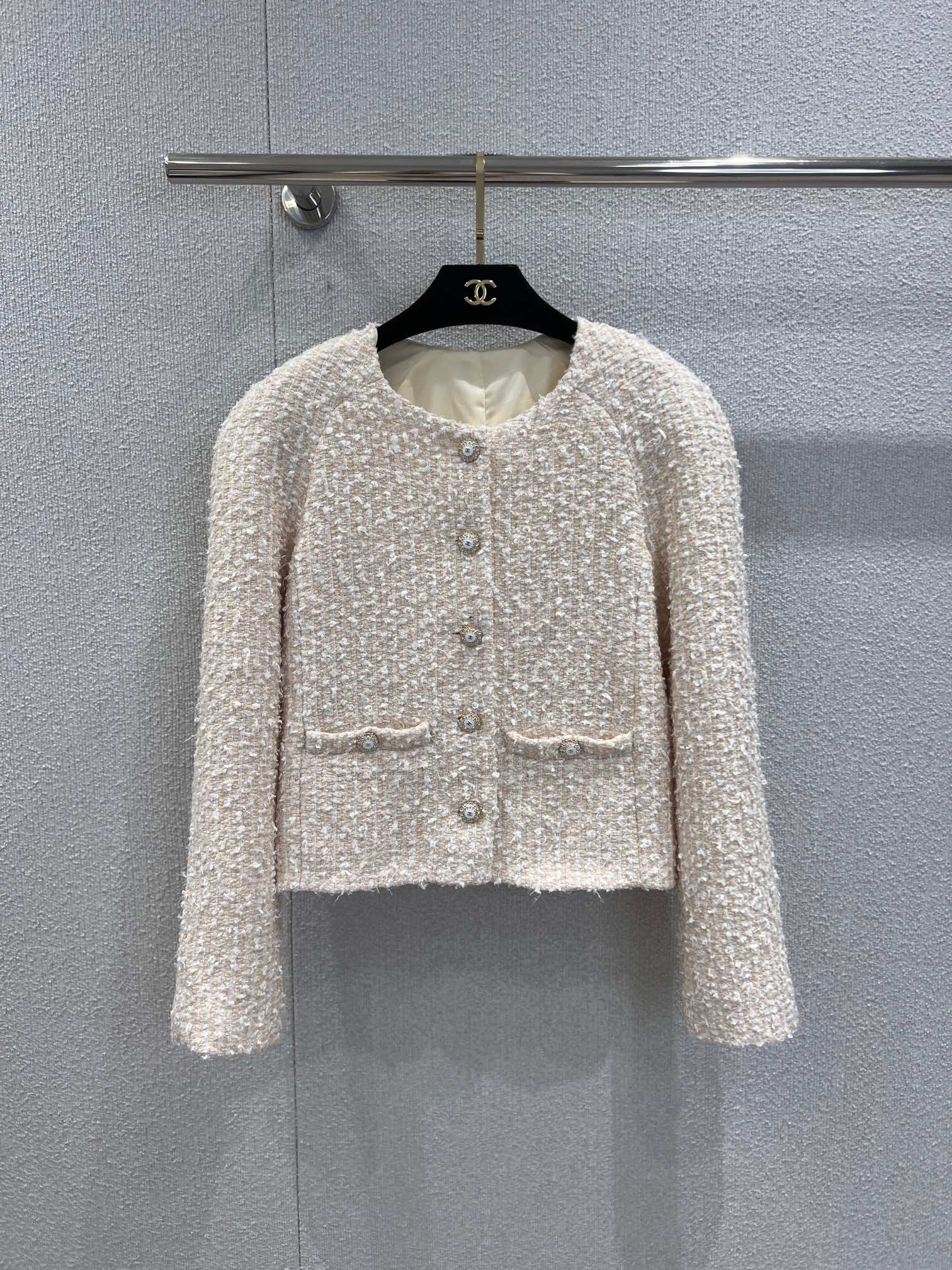 NO:590831,Support exchange Cha*el 25K high-end handmade workshop series Oatmeal double pocket tweed jacket | Exclusively developed by yb!  High quality production!  The oatmeal-colored tweed base has a warm, waxy and relaxed feel. The pearl buttons and double patch pockets are the iconic exquisite details. The short version is just stuck on the waistline, neatly showing the proportions, and the raw edge texture adds a bit of casual atmosphere. You can wear it in one piece to make you look effortless~ Ready-made S/M/L real shot details,,jackets & coats,jackets & coats,alexander wang19860909支持换款 Cha*el 25K高级手工坊系列 燕麦色双口袋粗花呢夹克外套丨独家yb开发！高版出品！燕麦色粗花呢基底自带暖糯松弛感,珍珠纽扣+双贴袋是标志性的精致细节,短款版型刚好卡在腰线,利落显比例,毛边纹理又添了几分随性氛围.一件就能穿出毫不费力的贵气~现货发售S/M/L实拍细节图,,jackets & coats,jackets & coats,alexander wang,Women's clothing