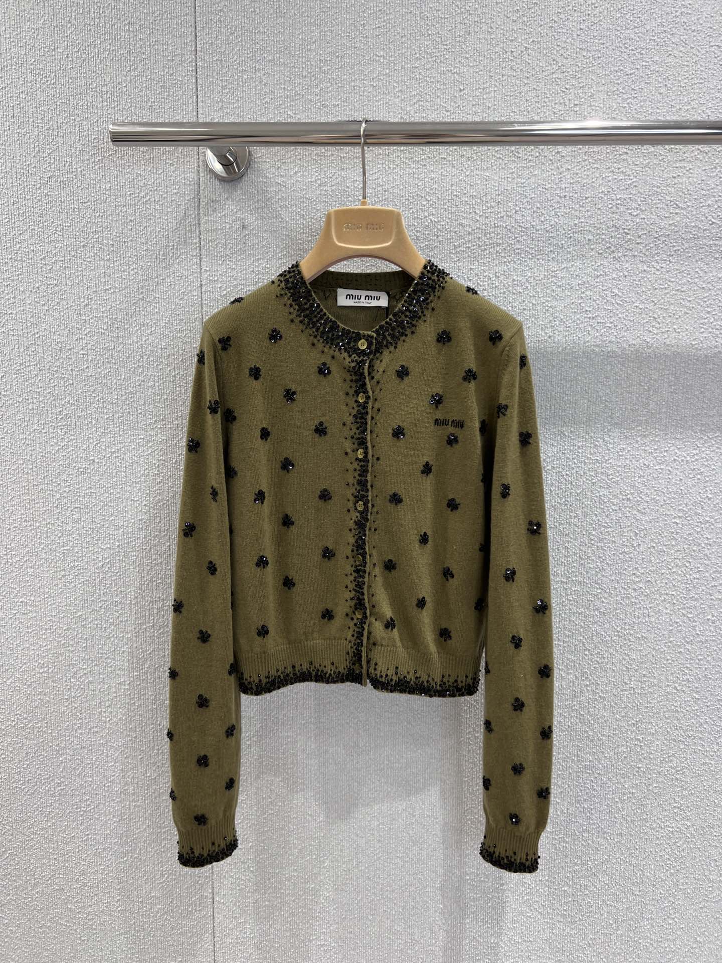NO:590456,Support exchange MiuMi* 25FW new autumn and winter olive green beaded sequined knitted cardigan丨Exclusively developed by yb!  High quality production!  The olive green wool knitted base has a gentle and relaxed feeling, and is covered with three-dimensional beaded flowers + sequin embroidery. The fine luster shimmers with movement, and the sophistication is directly impressive~ The black diamond beaded edges on the placket, collar, and cuffs are Miu-style sweet and cool details, and the single row of mother-of-pearl buckles adds a soft feeling. It can be worn for dates or commuting in autumn and winter to create a relaxed and elegant feeling~ Pre-sale S/M/L real shot details, miumiu, alexander wang19860909支持换款 MiuMi* 25FW秋冬新款 橄榄绿钉珠亮片针织开衫丨独家yb开发！高版出品！橄榄绿羊毛针织基底自带温柔松弛感,满铺立体钉珠花朵+亮片刺绣,细碎光泽随动作轻闪,精致度直接封神~门襟、领口、袖口的黑钻串珠包边,是Miu式甜酷的小心机,单排贝母扣更添柔美感.秋冬约会/通勤都能穿出松弛贵气感~预售款S/M/L实拍细节图,,miumiu,alexander wang,Women's clothing