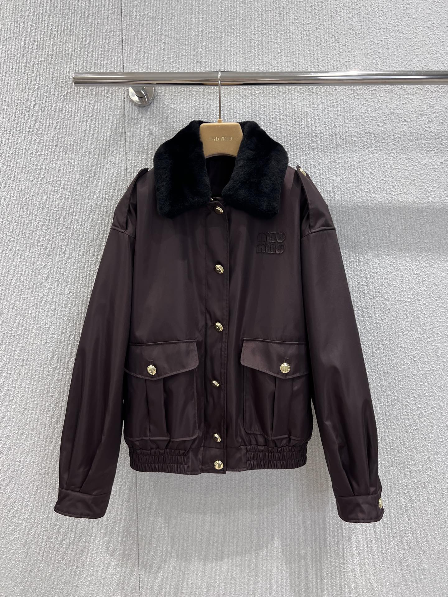 NO:590449,Support exchange MiuMi* 25FW new autumn and winter style retro brown wool collar jacket丨Exclusively developed by yb!  High quality production!  The matte satin surface with its own soft light filter, low-key but unconcealable high-end luster, can be layered in autumn and winter to create a ladylike atmosphere!  The plush lapels are warm, waxy and noble, the epaulette design strikes a retro note, with just the right balance of sweetness and coolness, the low-key MiuMiu logo on the chest, and brass-colored metal snap buttons, the sense of sophistication is hidden everywhere!  Ready sale S/M/L real shot details,,miumiu,jackets & coats,jackets & coats,alexander wang19860909支持换款 MiuMi* 25FW秋冬新款 复古棕调羊毛领夹克外套丨独家yb开发！高版出品！自带柔光滤镜的哑光缎面,低调却藏不住的高级光泽,秋冬叠穿大小姐氛围感直接拉满！毛绒翻领暖糯又显贵,肩章设计戳中复古控,甜酷平衡得刚好,胸口低调MiuMiu徽标,搭配黄铜色金属按扣,精致感藏在每一处！现货发售S/M/L实拍细节图,,miumiu,jackets & coats,jackets & coats,alexander wang,Women's clothing