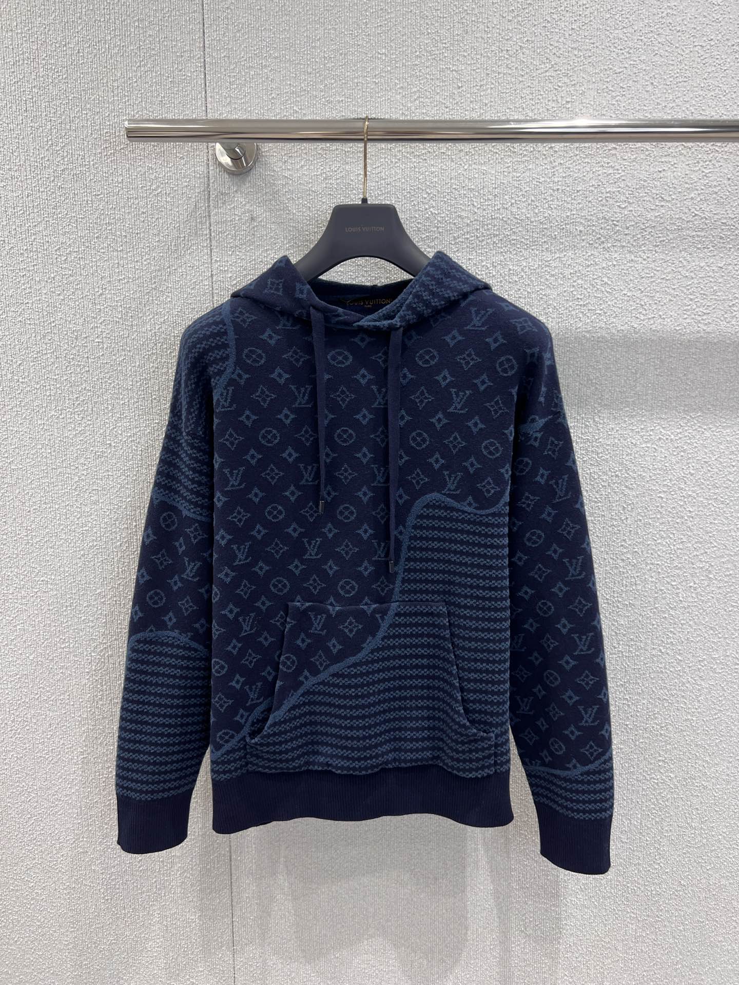 NO:590834,Support exchange Louis Vuit*on 25FW new autumn and winter navy blue jacquard knitted hooded sweatshirt丨Exclusively developed by yb!  High quality production!  The navy blue knitted base has a calm texture. The all-over jacquard texture + contrasting knitted stitching are the details of the details. The hooded + drawstring design retains the looseness of the sweater. The large pockets + dropped shoulders are both fleshy and casual. The same style for men and women!  Ready-made S/M/L real shot details, louis vuitton, hoodie, sweatshirts, hats, alexander wang19860909支持换款 Louis Vuit*on 25FW秋冬新款 藏蓝提花针织连帽卫衣丨独家yb开发！高版出品！藏蓝色针织基底自带沉稳质感,满印提花纹理+撞色针织拼接是细节控的心头好,连帽+抽绳设计保留了卫衣的松弛感,大口袋+落肩版型既藏肉又随性.男女同款！现货发售S/M/L实拍细节图,,louis vuitton,hoodie,sweatshirts,hats,alexander wang,Women's clothing