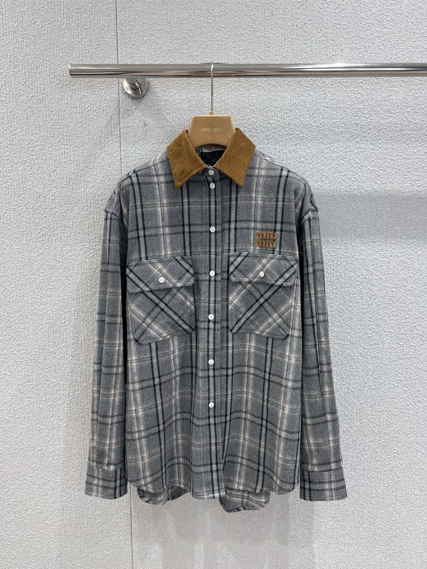 NO:590846,Support exchange MiuMi* 25FW new autumn and winter retro plaid flannel long-sleeved shirt丨Exclusively developed by yb!  High quality production!  The original customized gray plaid + flannel base brings a retro and lazy atmosphere. The corduroy spliced collar + embroidered logo is a Miu-style sweet and cool design. The oversized version can be worn alone as a skirt or layered as a base layer. It is casual and hides the skin. It can be worn with the same style.  The series of plaid skirts are for retro girls, you can wear them effortlessly fashionable~ ready for sale S/M/L real shot details,,miumiu,versace,skirts,shirts,alexander  wang19860909支持换款 MiuMi* 25FW秋冬新款 复古格纹法兰绒长袖衬衫丨独家yb开发！高版出品！原版定制灰调格纹+法兰绒基底自带复古慵懒氛围,灯芯绒拼接领+刺绣Logo是Miu式甜酷小心机,oversize版型既能单穿当裙装,也能叠穿打底,随性又藏肉.搭同系列格纹半裙是复古少女,一件就能穿出毫不费力的时髦感~现货发售S/M/L实拍细节图,,miumiu,versace,skirts,shirts,alexander wang,Women's clothing