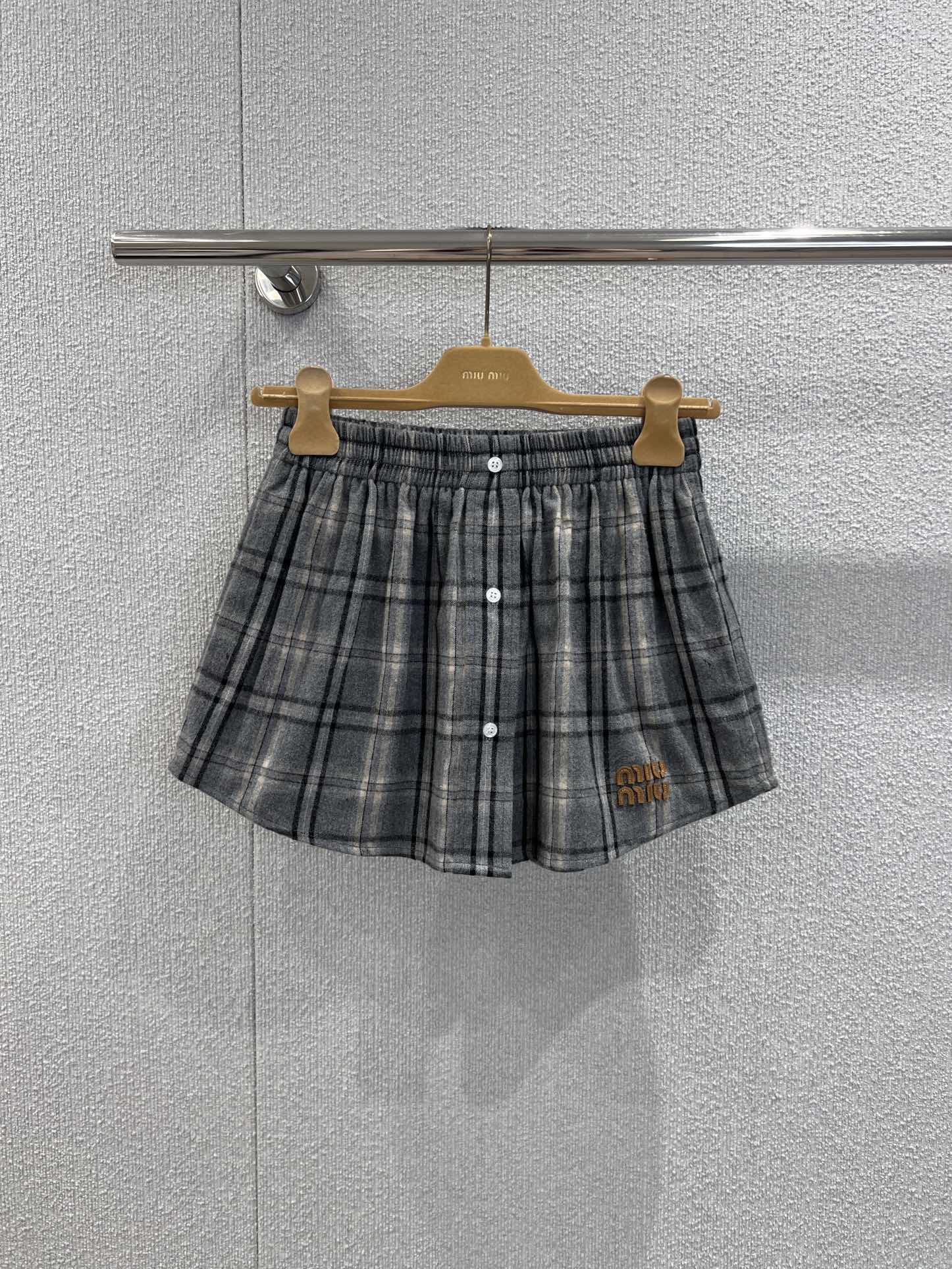 NO:590842,Supports exchange MiuMi* 25FW new autumn and winter style retro college style elastic waist skirt丨Exclusively developed by yb!  High quality production!  The gray plaid + flannel texture brings a retro atmosphere. The elastic waist + single-breasted design combines comfort and sweetness. The MIUMIU embroidered logo on the skirt is low-key and delicate. The short version just exposes the legs to show off the proportions. It is suitable for layering with various tops. It is a lazy senior with the same series of shirts. One piece can revitalize the entire autumn and winter wardrobe ~ Ready-made S/M/L real shot details, miumiu, skirts, shirts, alexander wang19860909支持换款 MiuMi* 25FW秋冬新款 复古学院风格纹松紧腰半裙丨独家yb开发！高版出品！灰调格纹+法兰绒质感自带复古氛围,松紧腰+单排扣设计兼顾舒适与甜妹感,裙摆的MIUMIU刺绣Logo是低调的精致小心机,短款版型刚好露腿显比例,适配各种上衣叠穿.搭同系列衬衫是慵懒学姐,一条就能盘活整个秋冬衣橱~现货发售S/M/L实拍细节图,,miumiu,skirts,shirts,alexander wang,Women's clothing