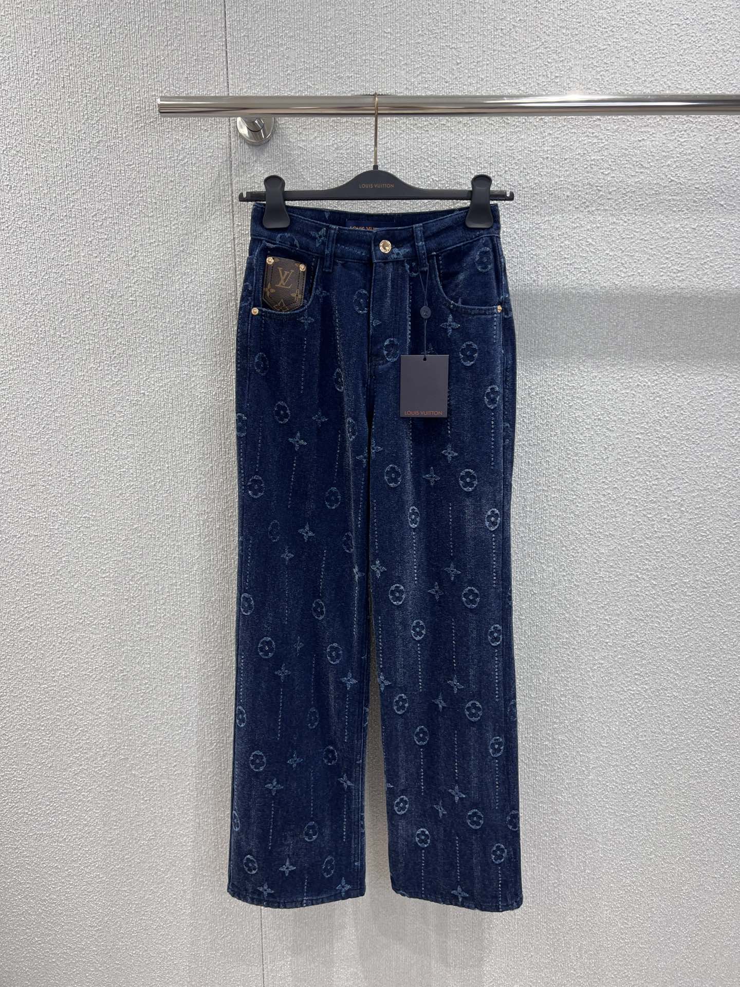 NO:590851,Support exchange Louis Vuit*on 25FW new autumn and winter jacquard brushed denim straight pants丨Exclusive high-end version!  Deep indigo wash + naturally polished white, soft and crisp denim fabric, classic Monogram elements + star logo, presented with brushed jacquard of the same color, low-key with delicate texture hidden in it, with a high-end gloss when walking, leather Logo brand on the back waist + metal buttons, small details directly enhance the recognition, and the nobility can be seen without revealing the logo!  Ready sale S/M/L real shot details,,louis vuitton,alexander wang19860909支持换款 Louis Vuit*on 25FW秋冬新款 提花磨毛牛仔直筒裤丨独家高版出品！深靛蓝水洗+自然磨白,软而挺括的牛仔面料,经典Monogram元素+星形标识,用同色系磨毛提花呈现,低调中藏着细腻纹理,走动时自带高级光泽感,后腰处的皮质Logo牌+金属纽扣,小细节直接拉满辨识度,不用露标也能看出的贵气！现货发售S/M/L实拍细节图,,louis vuitton,alexander wang,Women's clothing